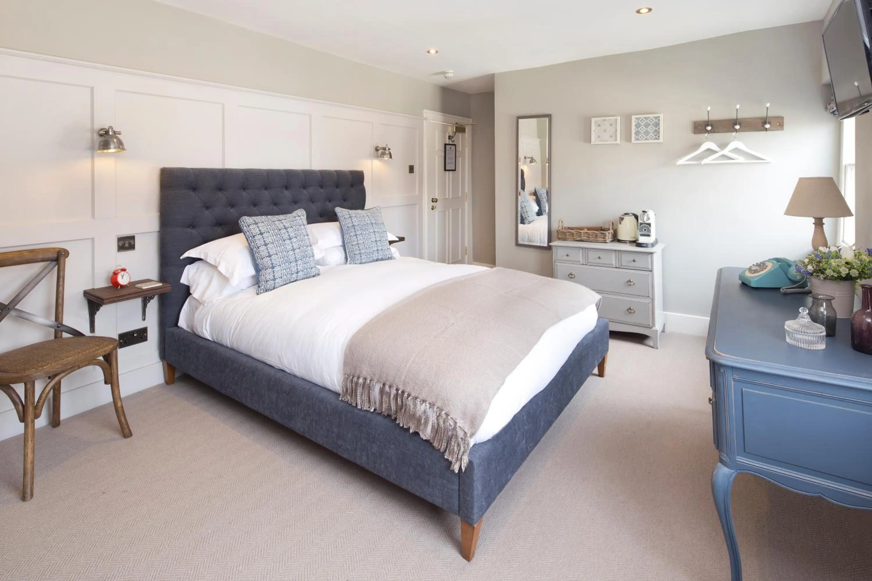 Photo of the whole room, Bed in The George Townhouse