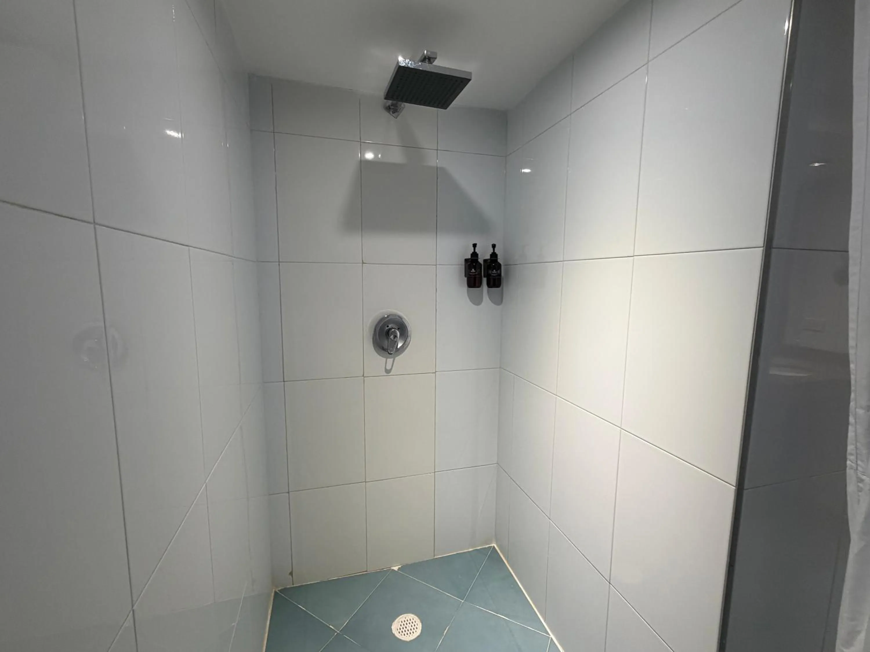 Shower in Blu Inn Hotel