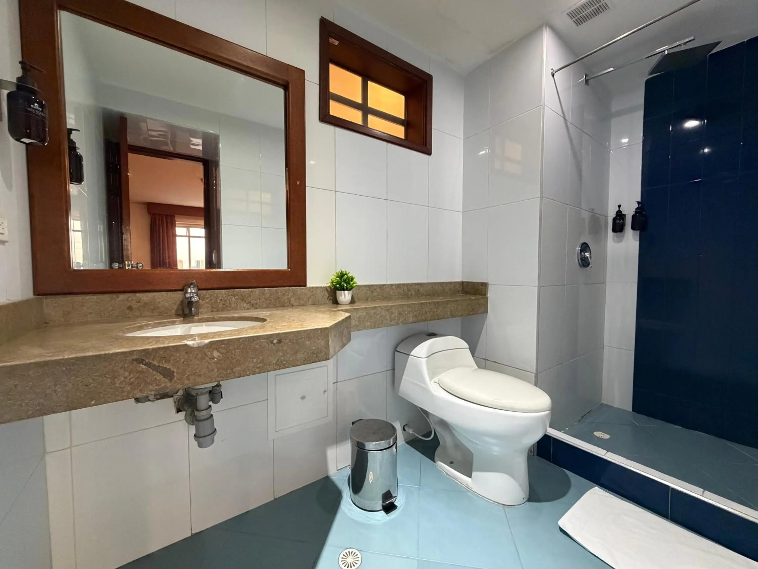 Shower in Blu Inn Hotel