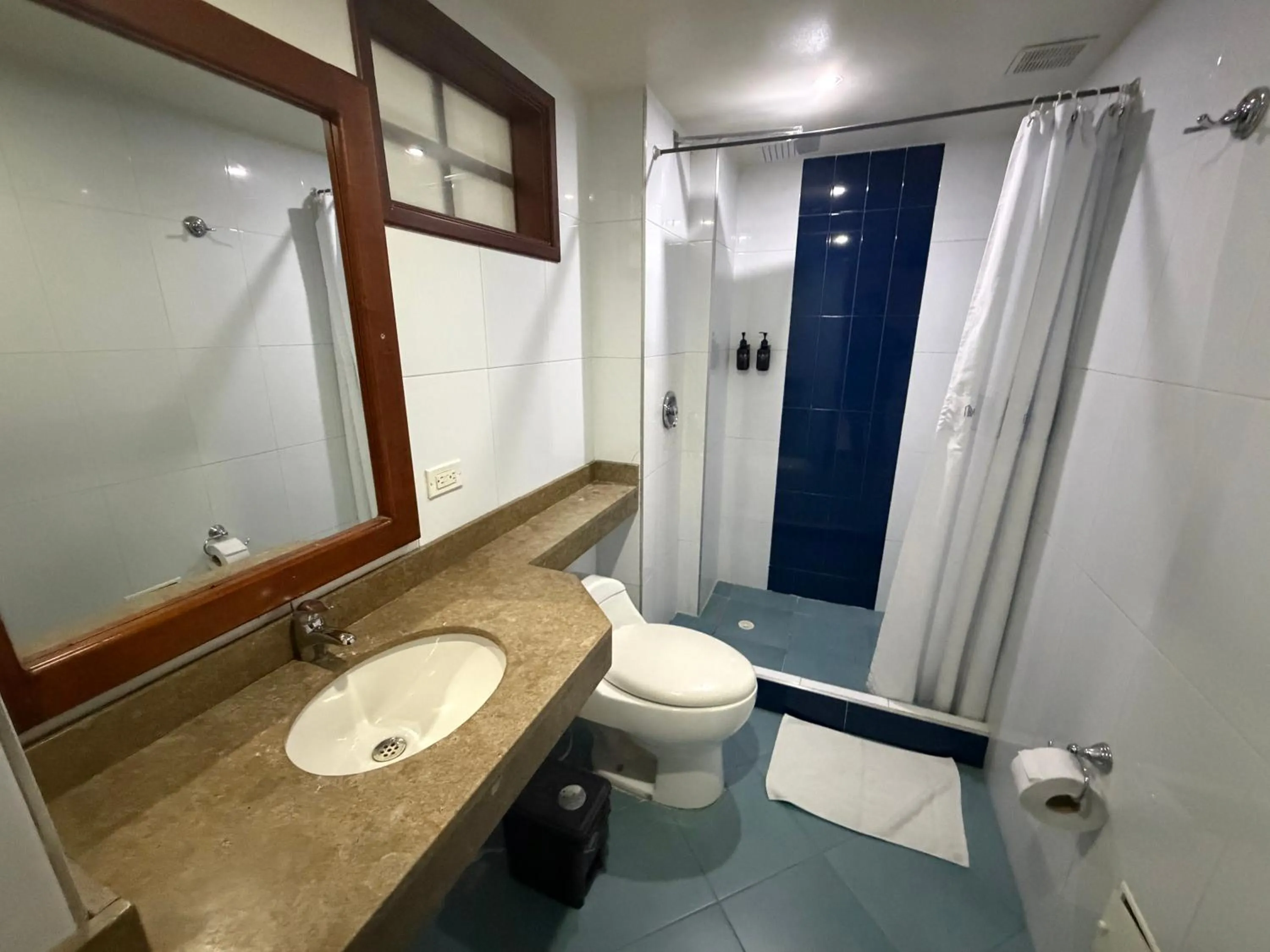 Shower in Blu Inn Hotel