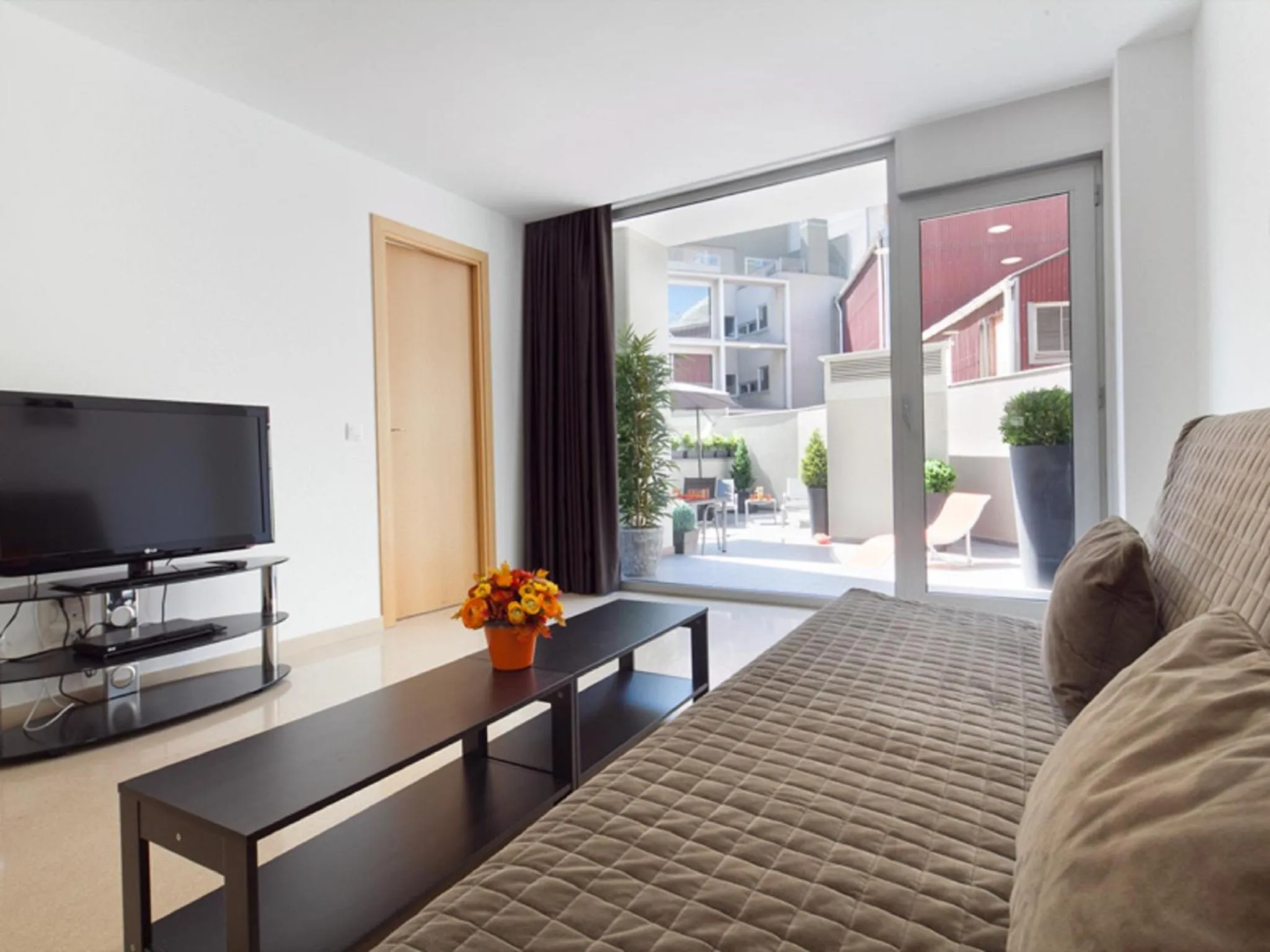 TV and multimedia in Charmsuites Paralel