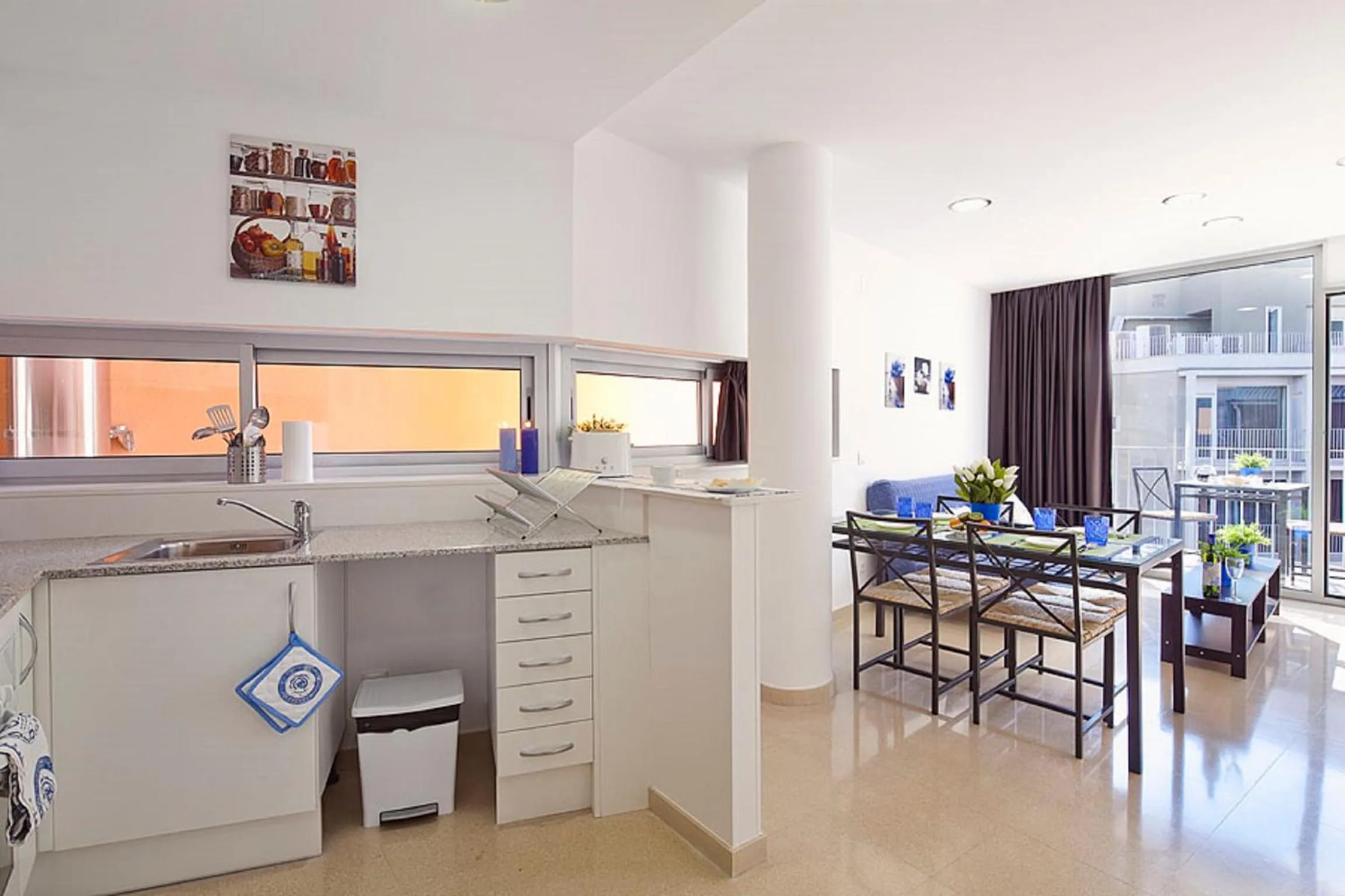 Kitchen or kitchenette in Charmsuites Paralel