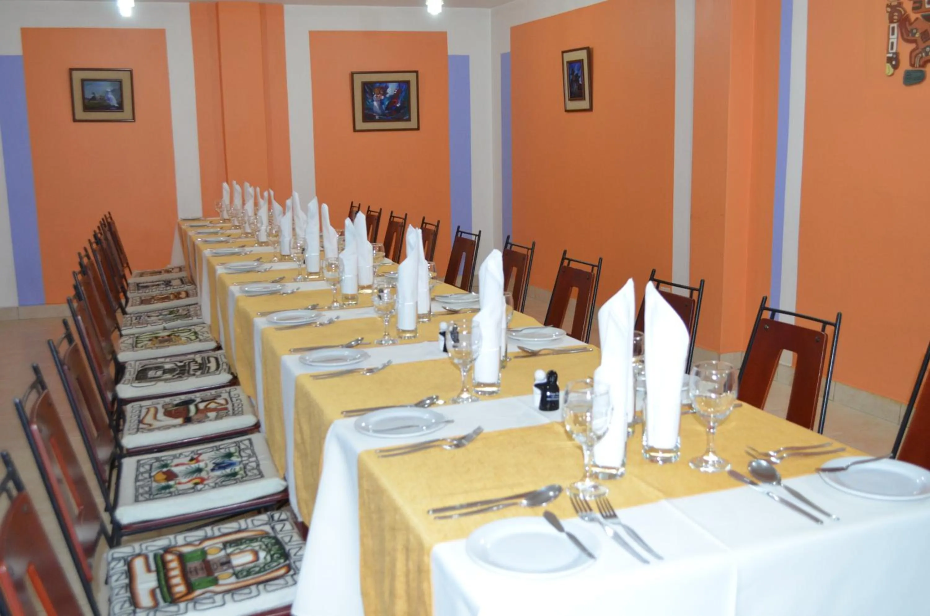 Restaurant/places to eat in Intiqa Hotel