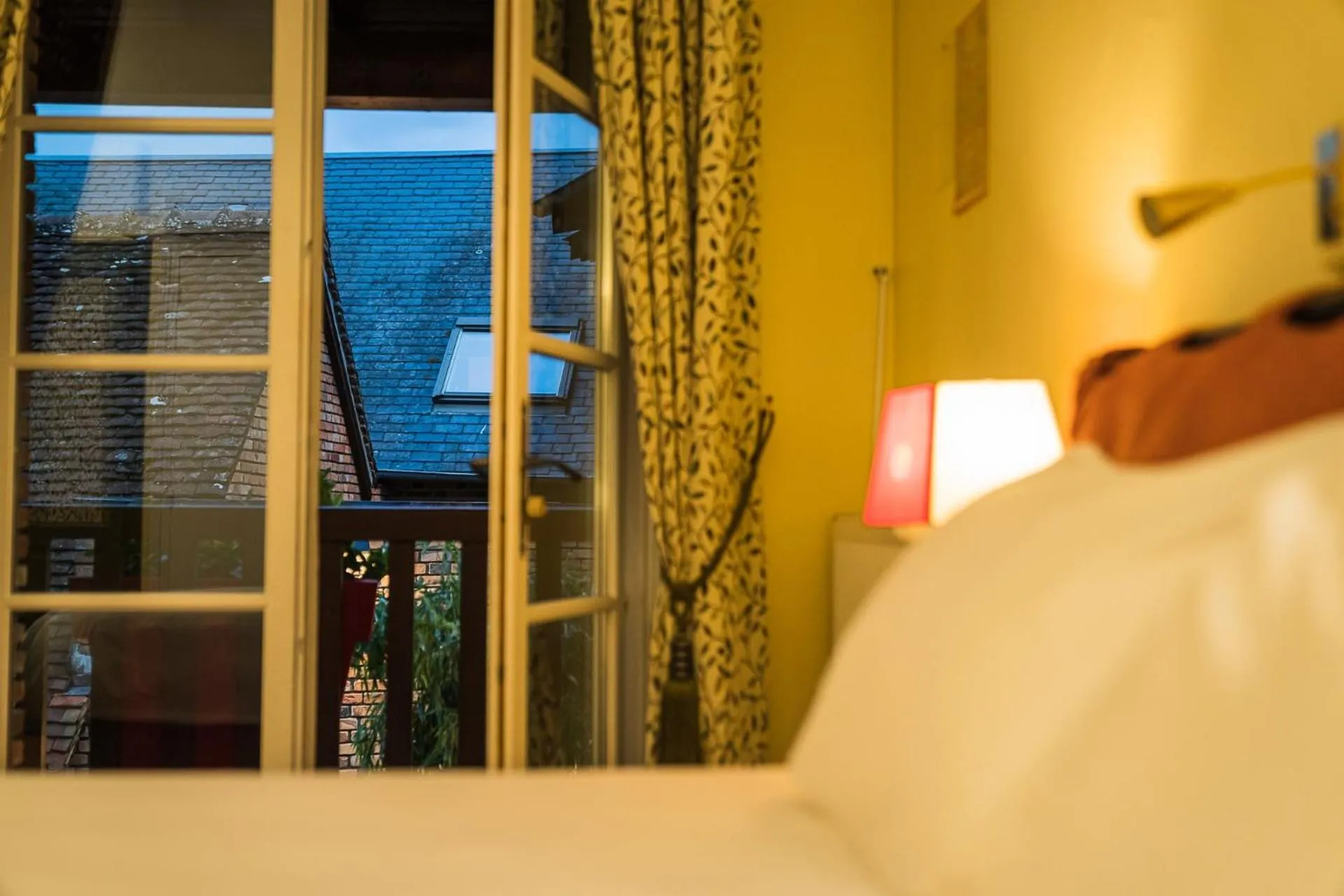 Bed in Logis Hôtel Auberge du Cheval Blanc