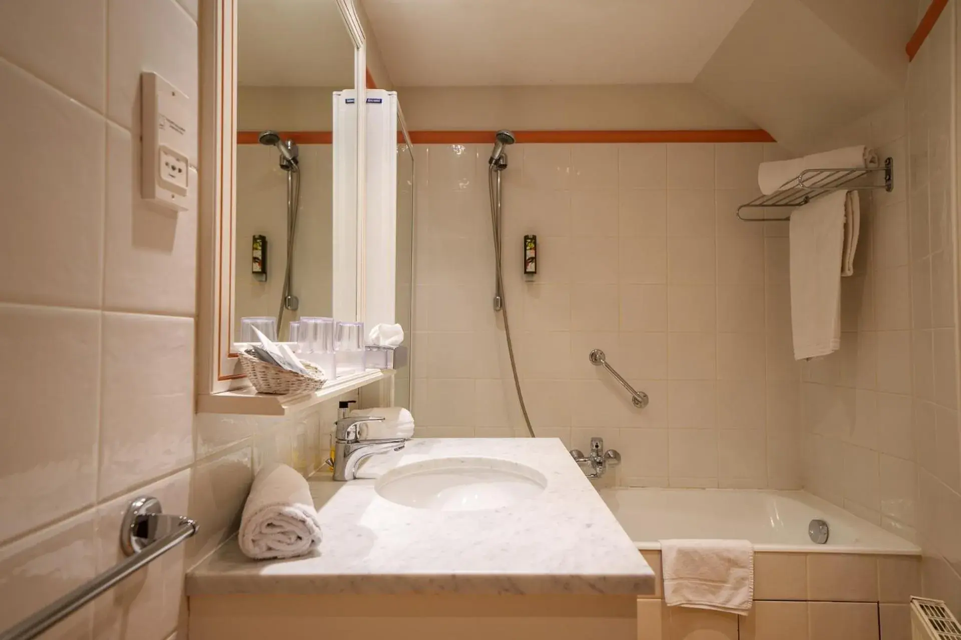 Double Room in Logis Hôtel Auberge du Cheval Blanc Double Room in Logis Hôtel Auberge du Cheval Blanc