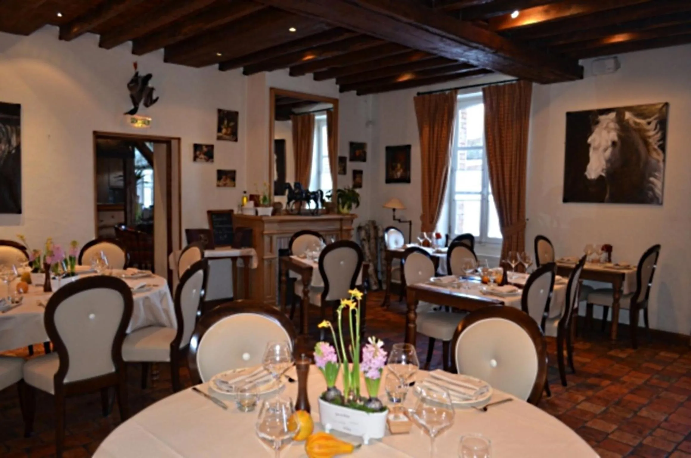 Restaurant/places to eat in Logis Hôtel Auberge du Cheval Blanc