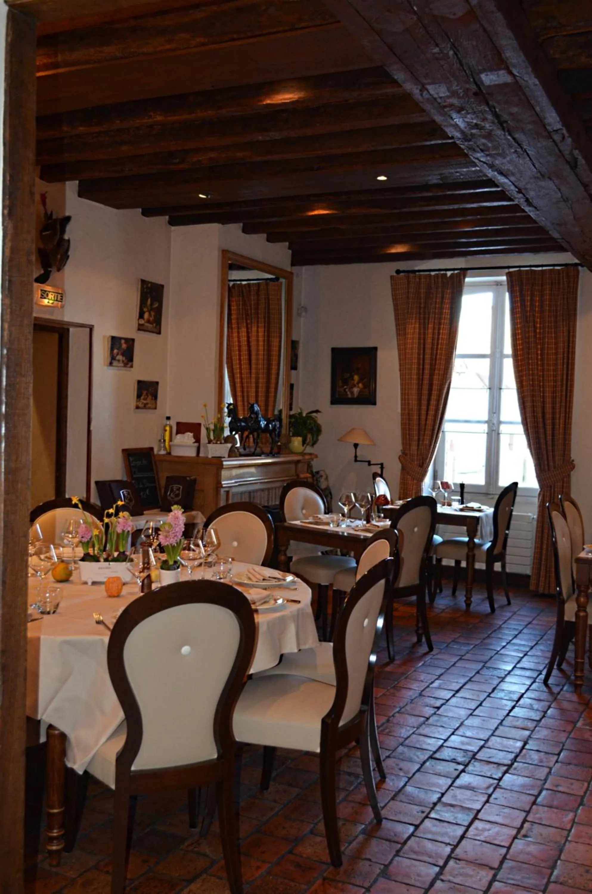 Restaurant/places to eat in Logis Hôtel Auberge du Cheval Blanc