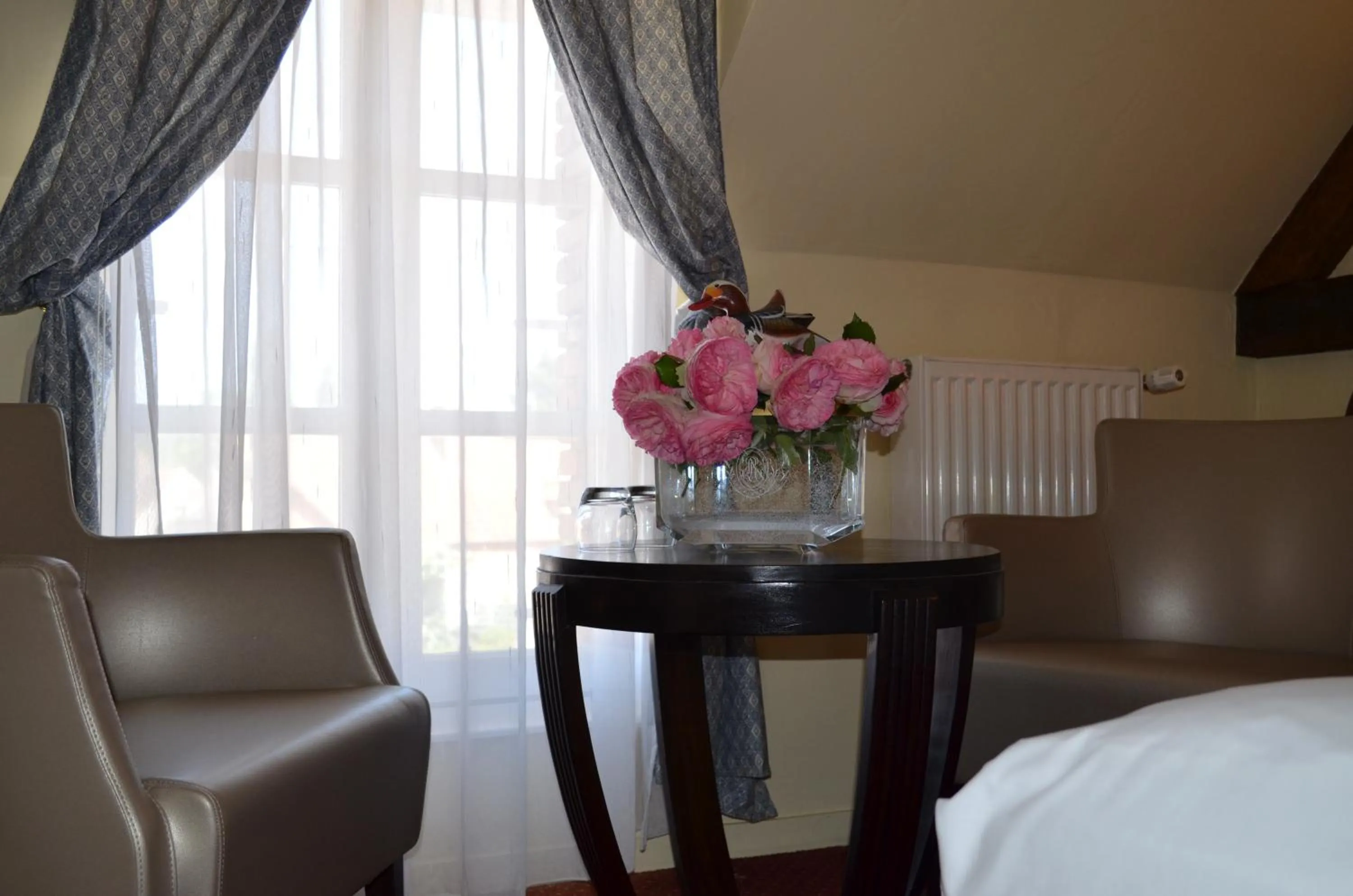 Bedroom, Bed in Logis Hôtel Auberge du Cheval Blanc