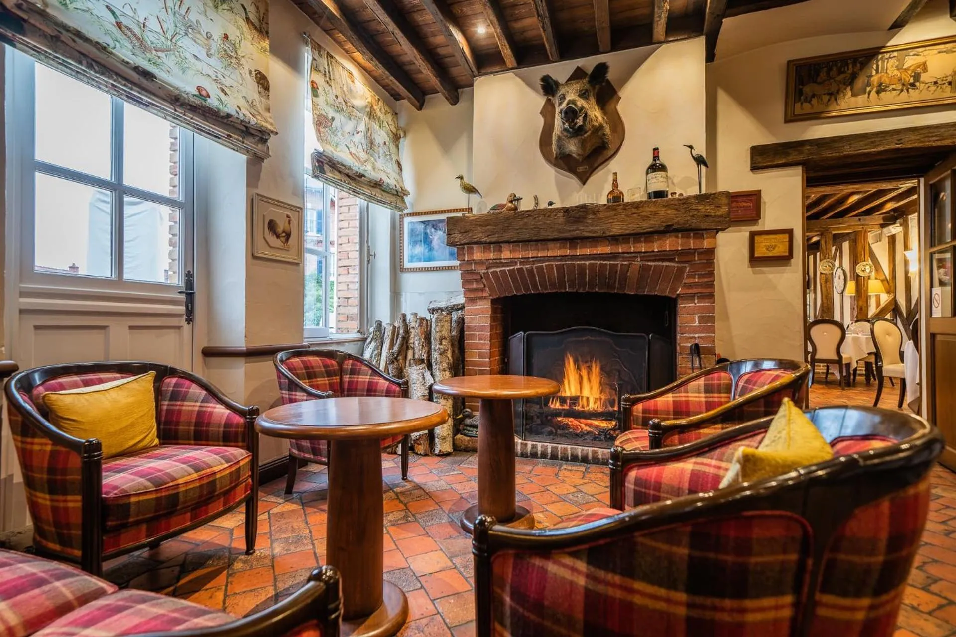 Living room in Logis Hôtel Auberge du Cheval Blanc