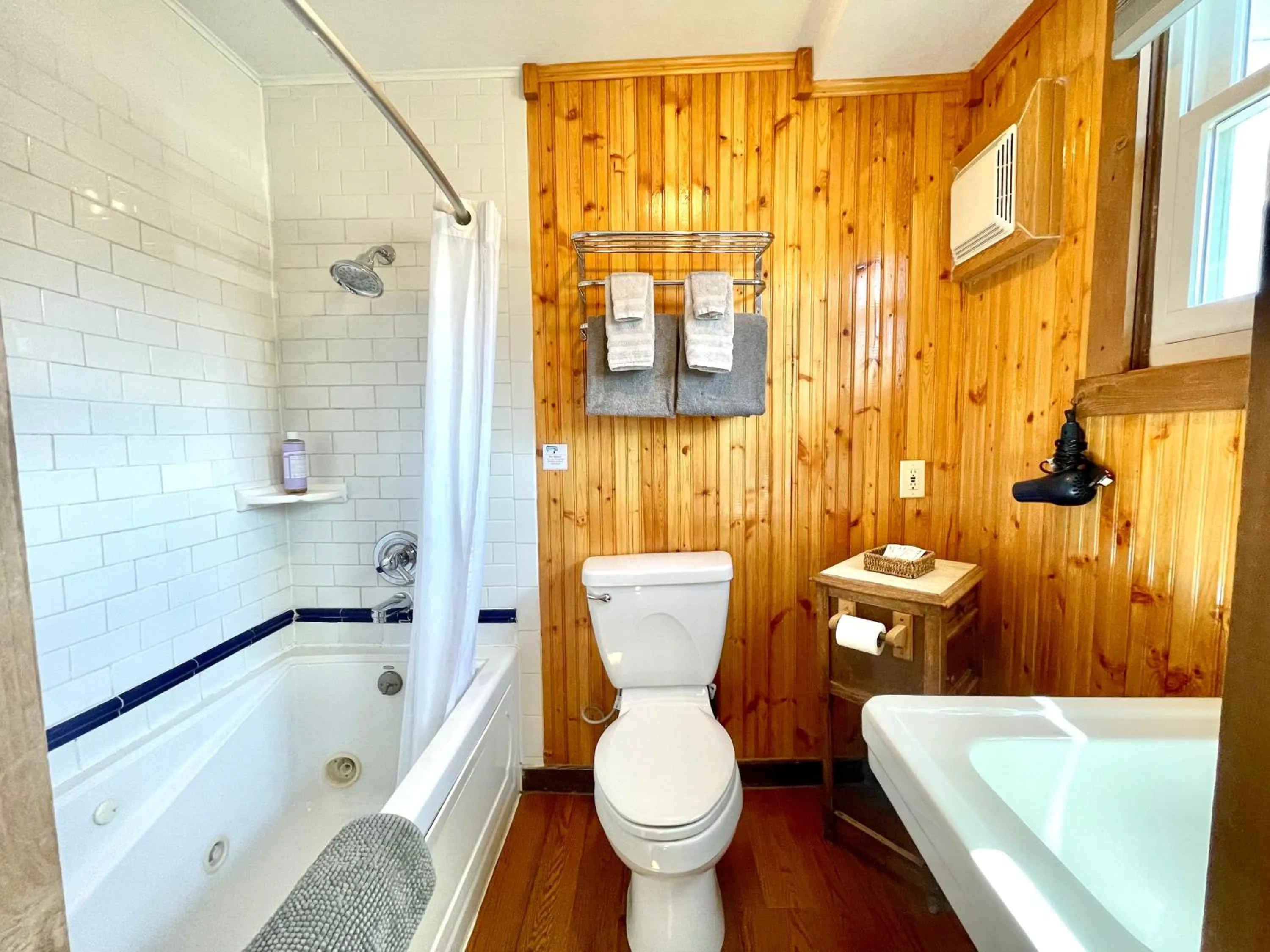 Shower in Fireside Inn & Hostel