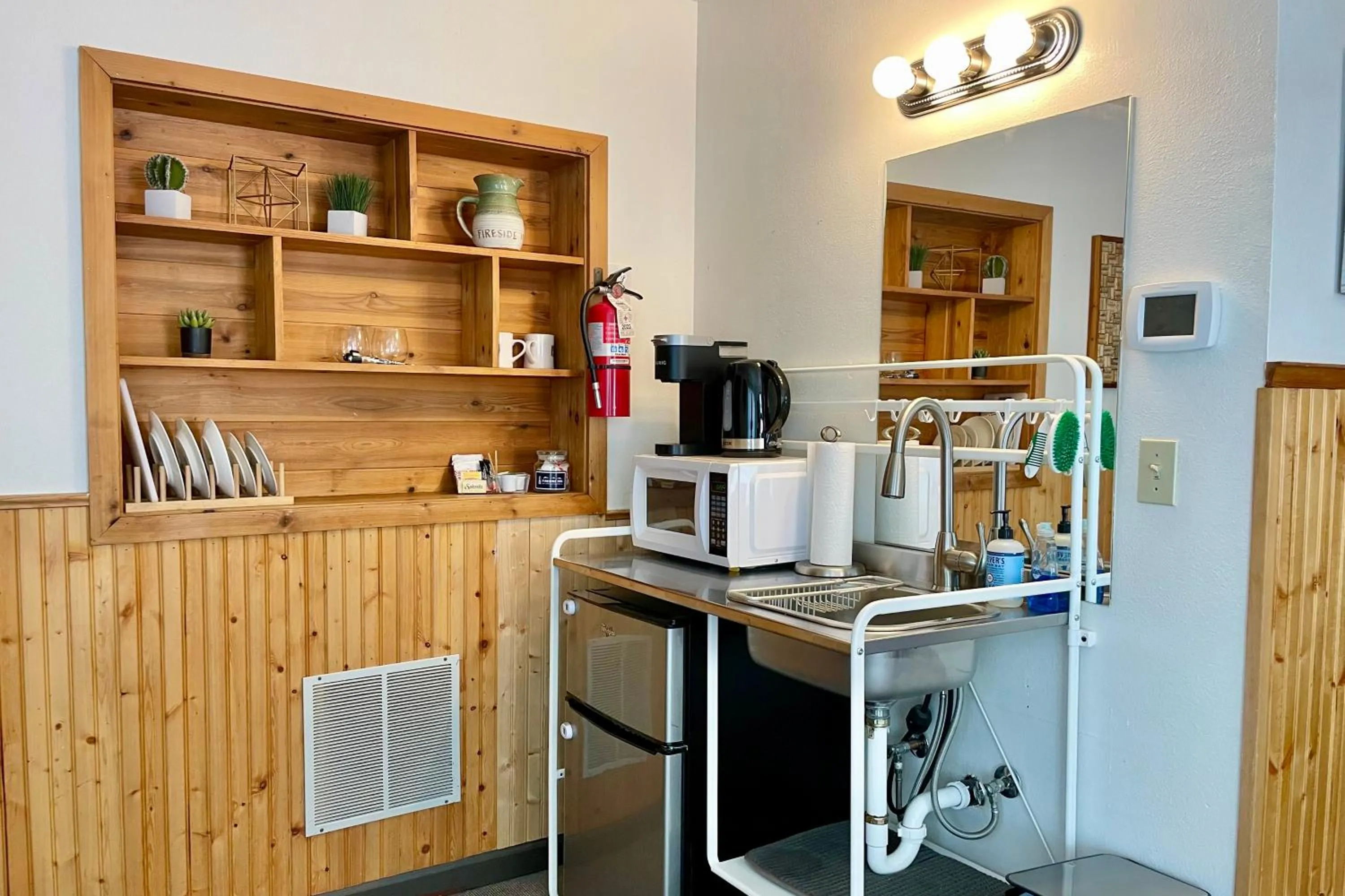 Kitchen or kitchenette in Fireside Inn & Hostel