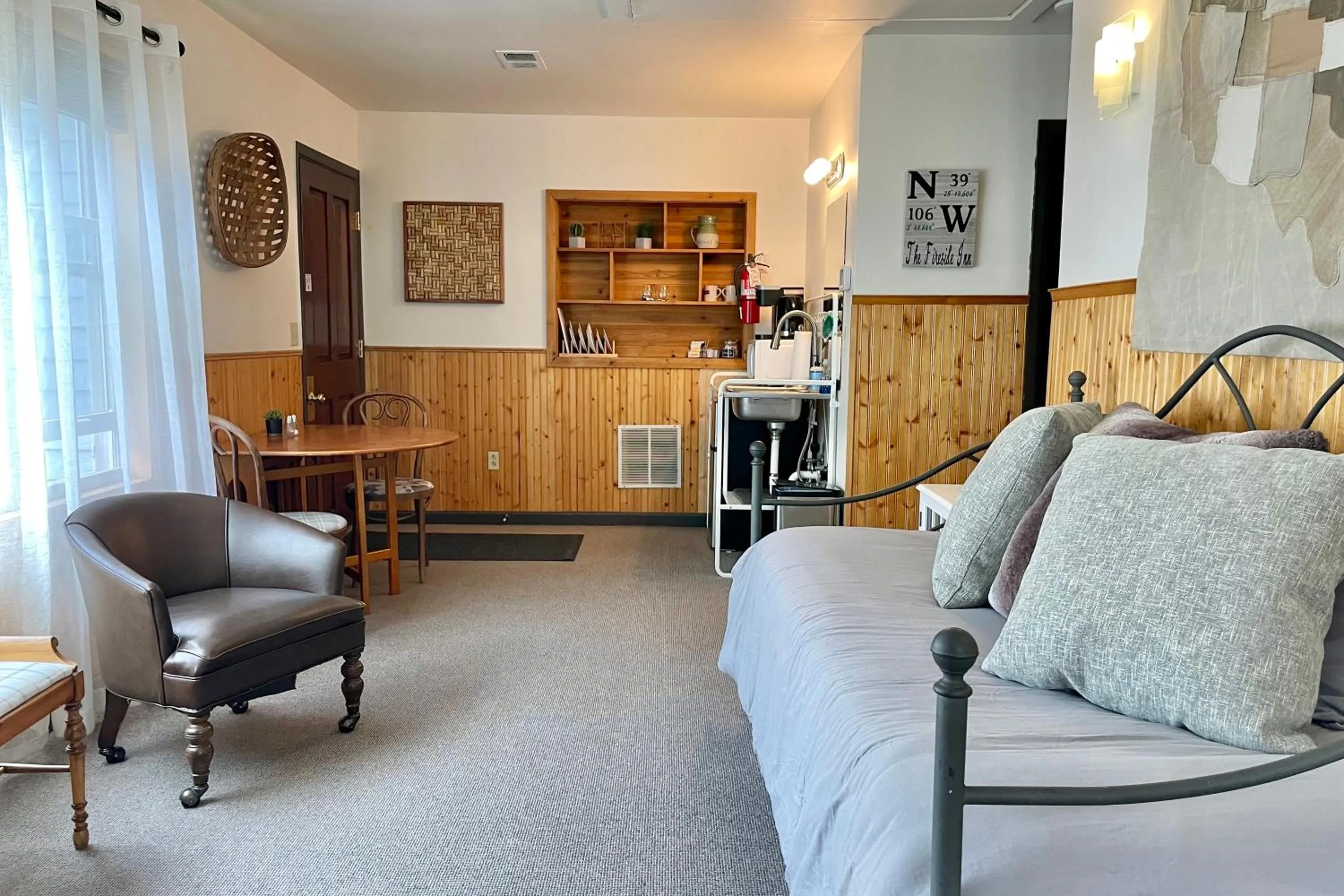 Kitchen or kitchenette in Fireside Inn & Hostel