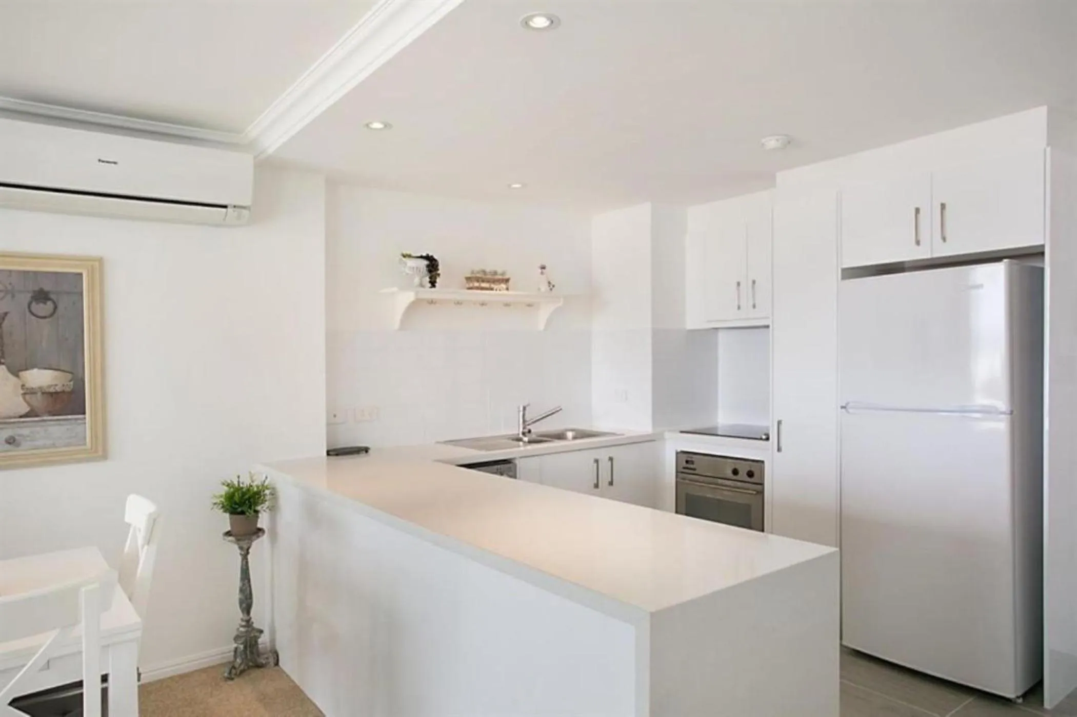 Kitchen or kitchenette in One The Esplanade Apartments on Surfers Paradise