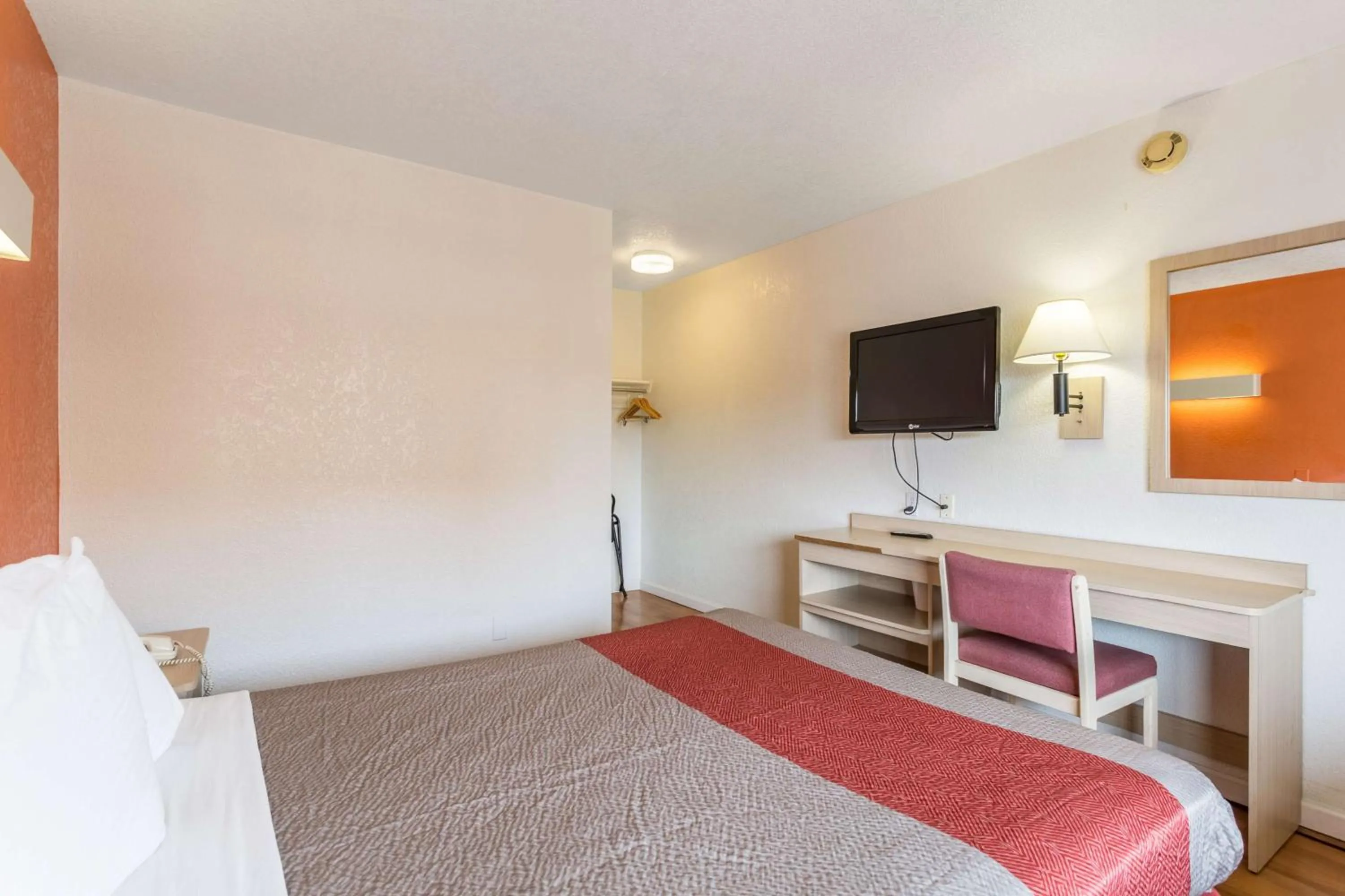 TV and multimedia, Bed in Motel 6 Albuquerque Northeast