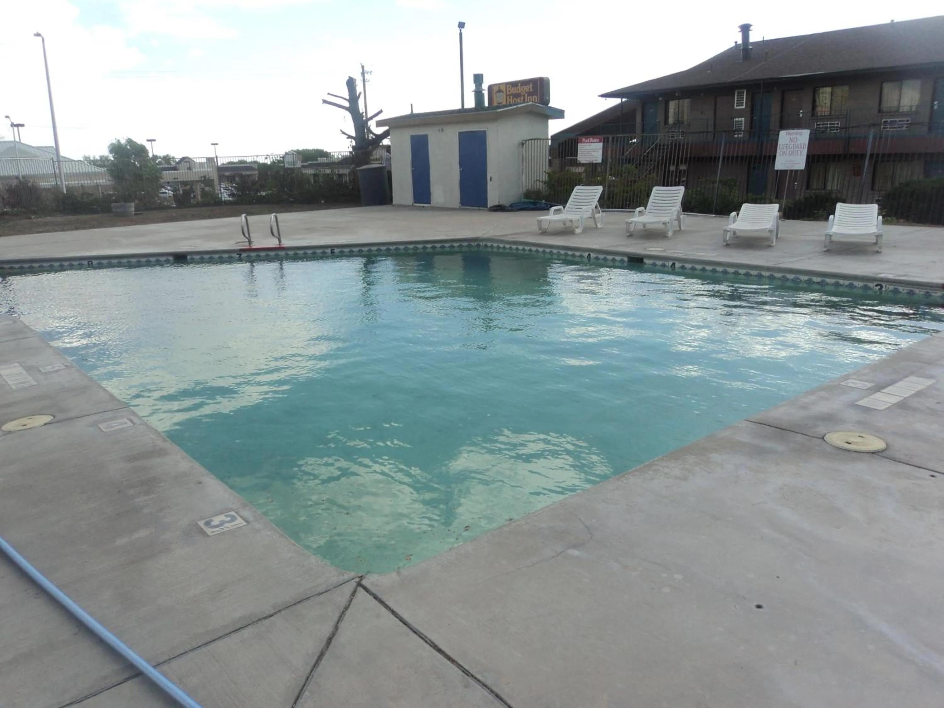 Swimming pool in Motel 6 Albuquerque Northeast