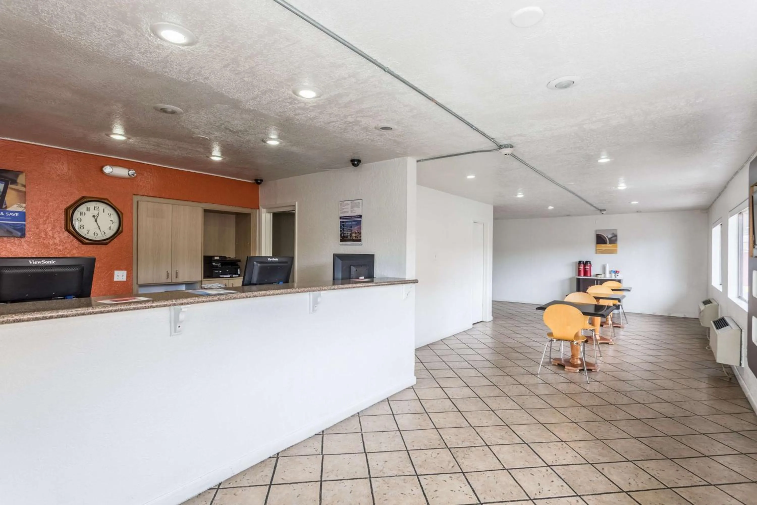 Communal lounge/ TV room in Motel 6 Albuquerque Northeast