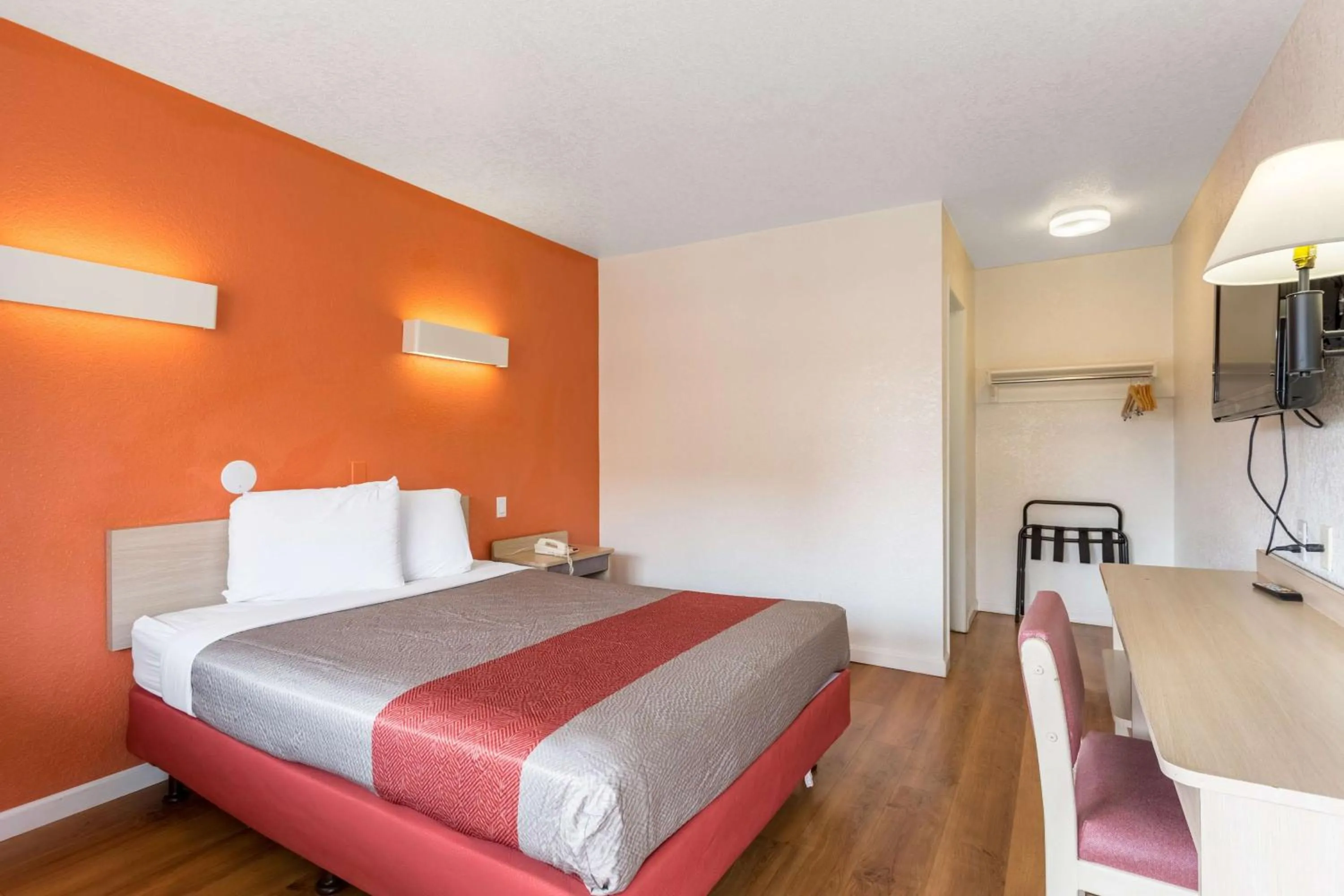 TV and multimedia, Bed in Motel 6 Albuquerque Northeast