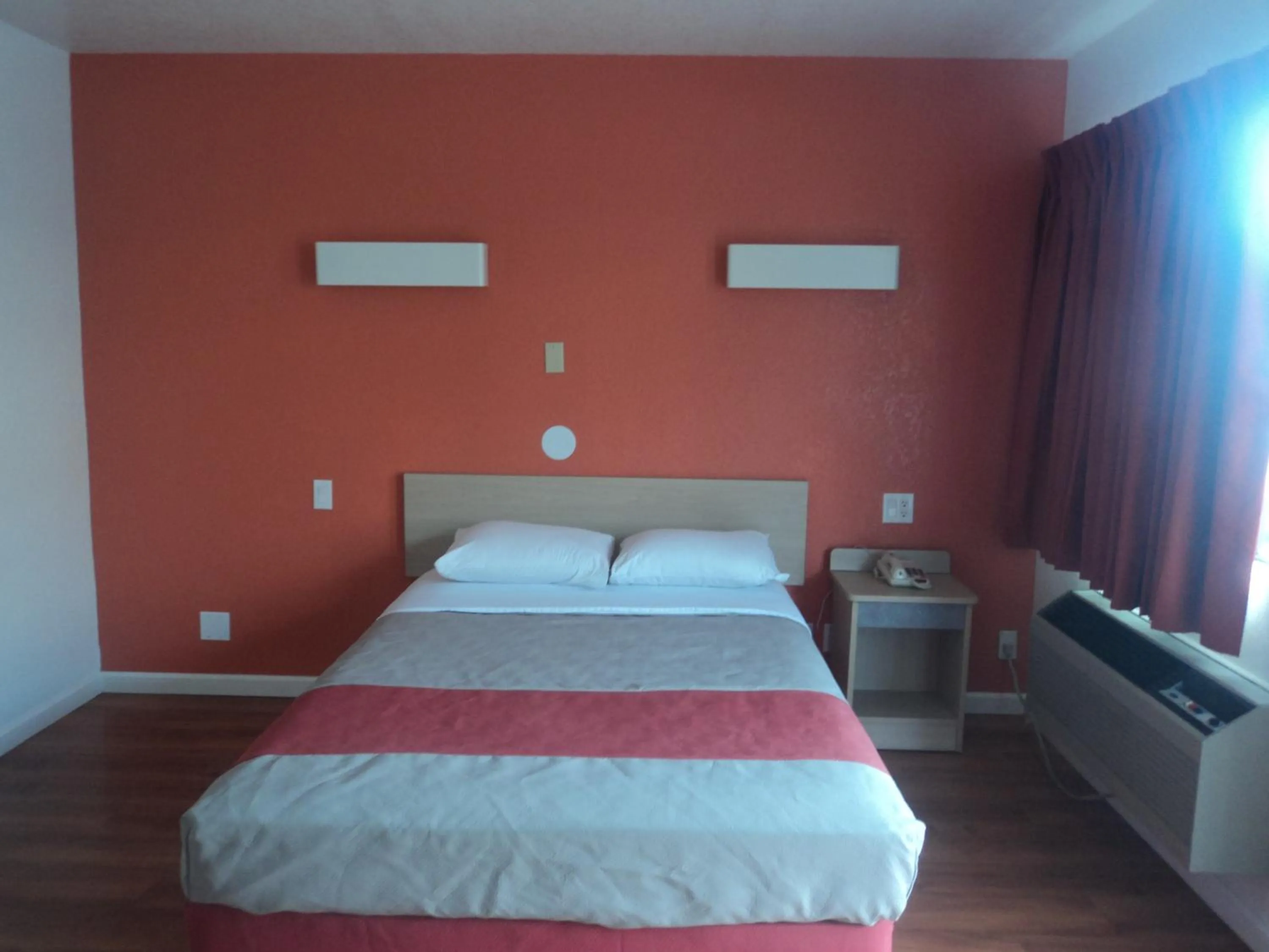 Bed in Motel 6 Albuquerque Northeast