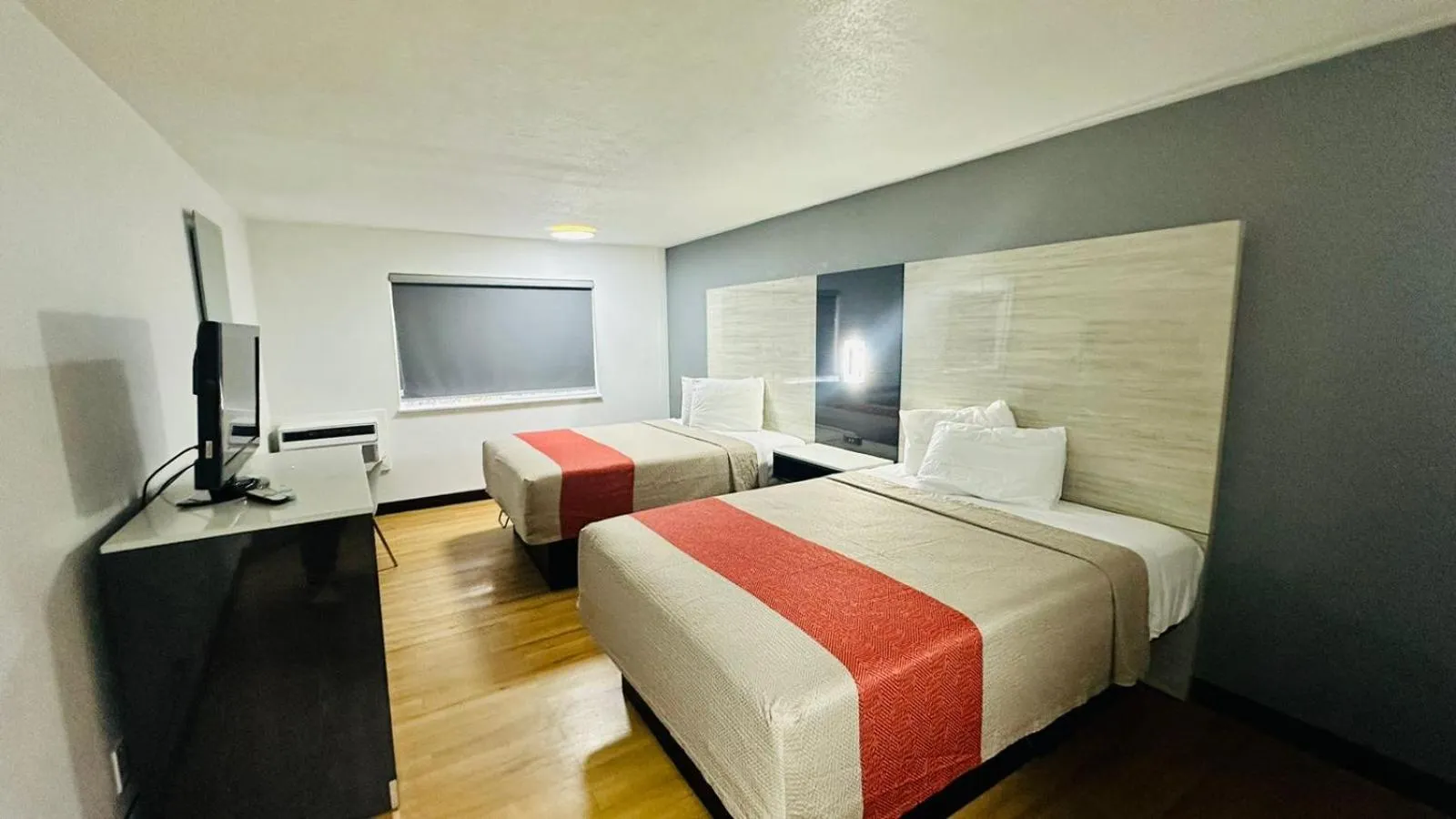 Bed in Evergreen Inn & Suites Portland