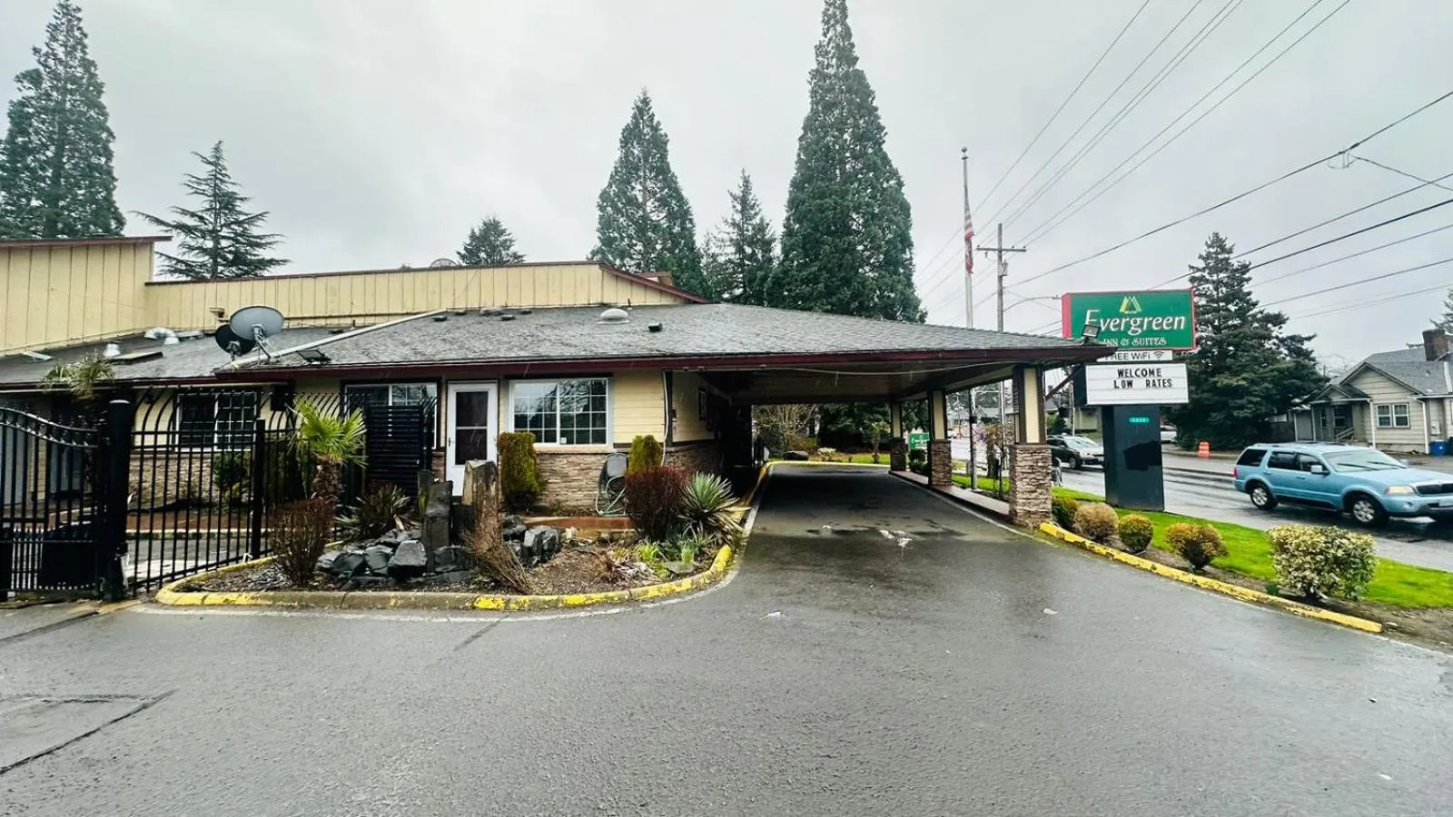 Property building in Evergreen Inn & Suites Portland
