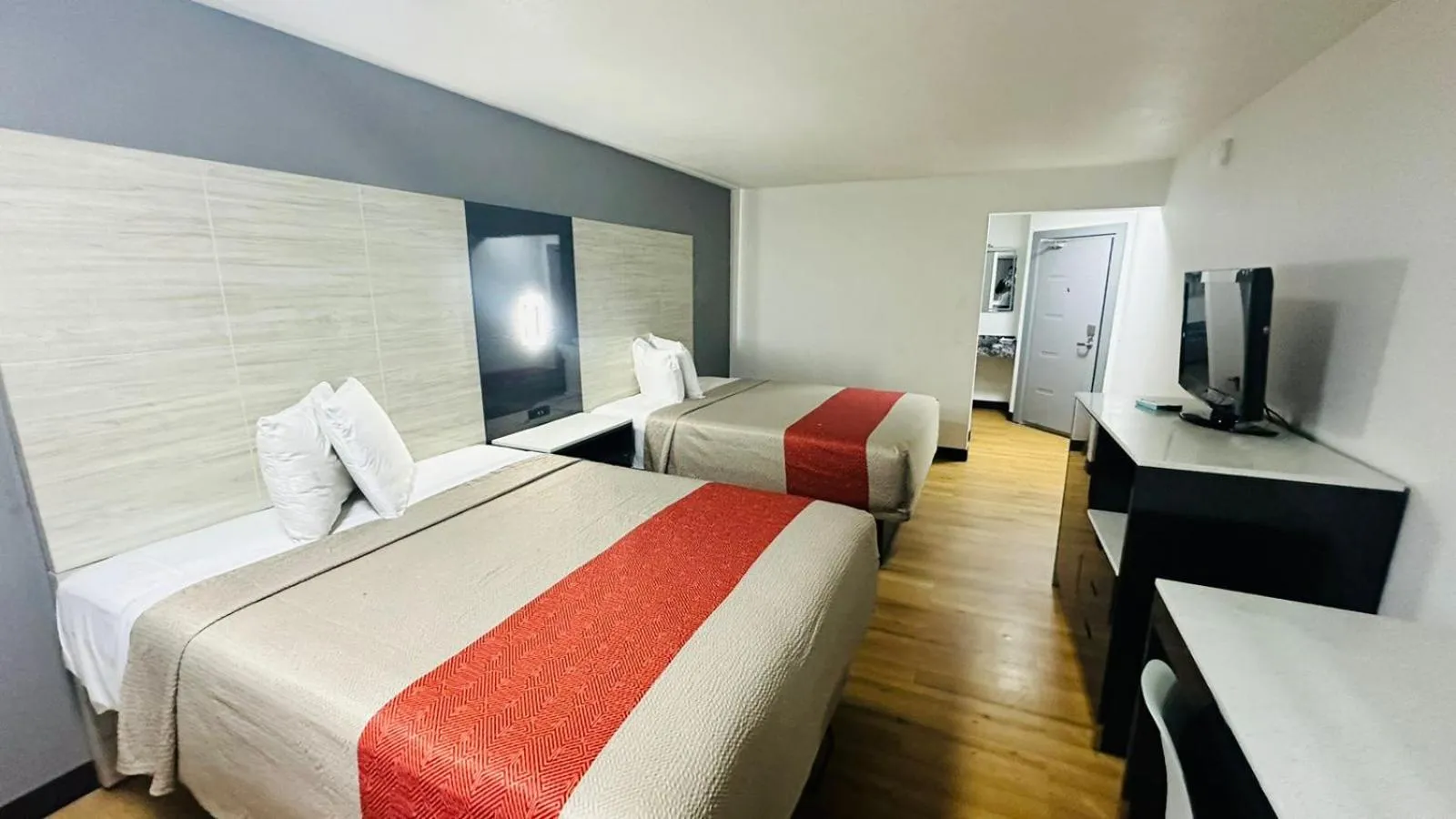 Bed in Evergreen Inn & Suites Portland