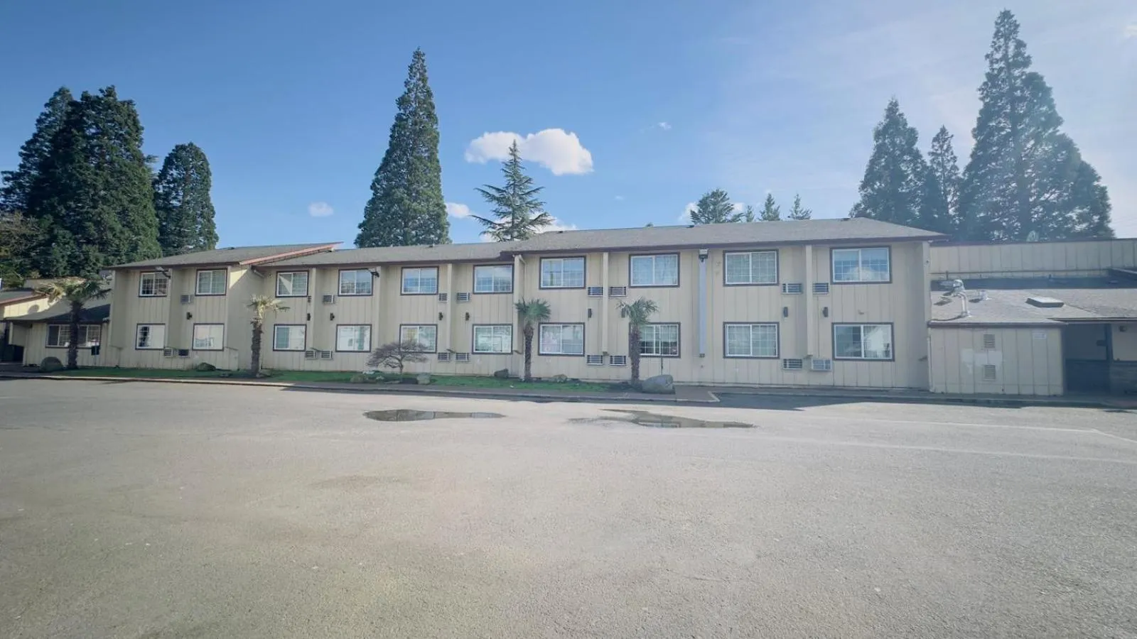 Property building in Evergreen Inn & Suites Portland