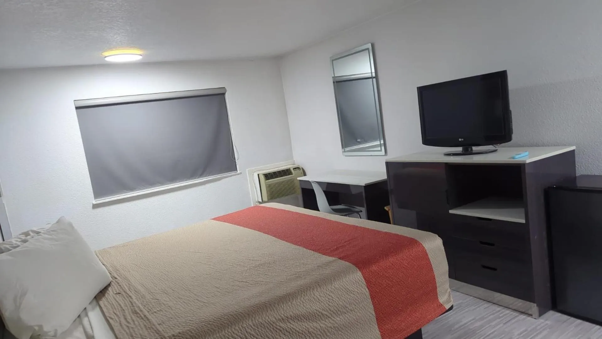 Bed in Evergreen Inn & Suites Portland