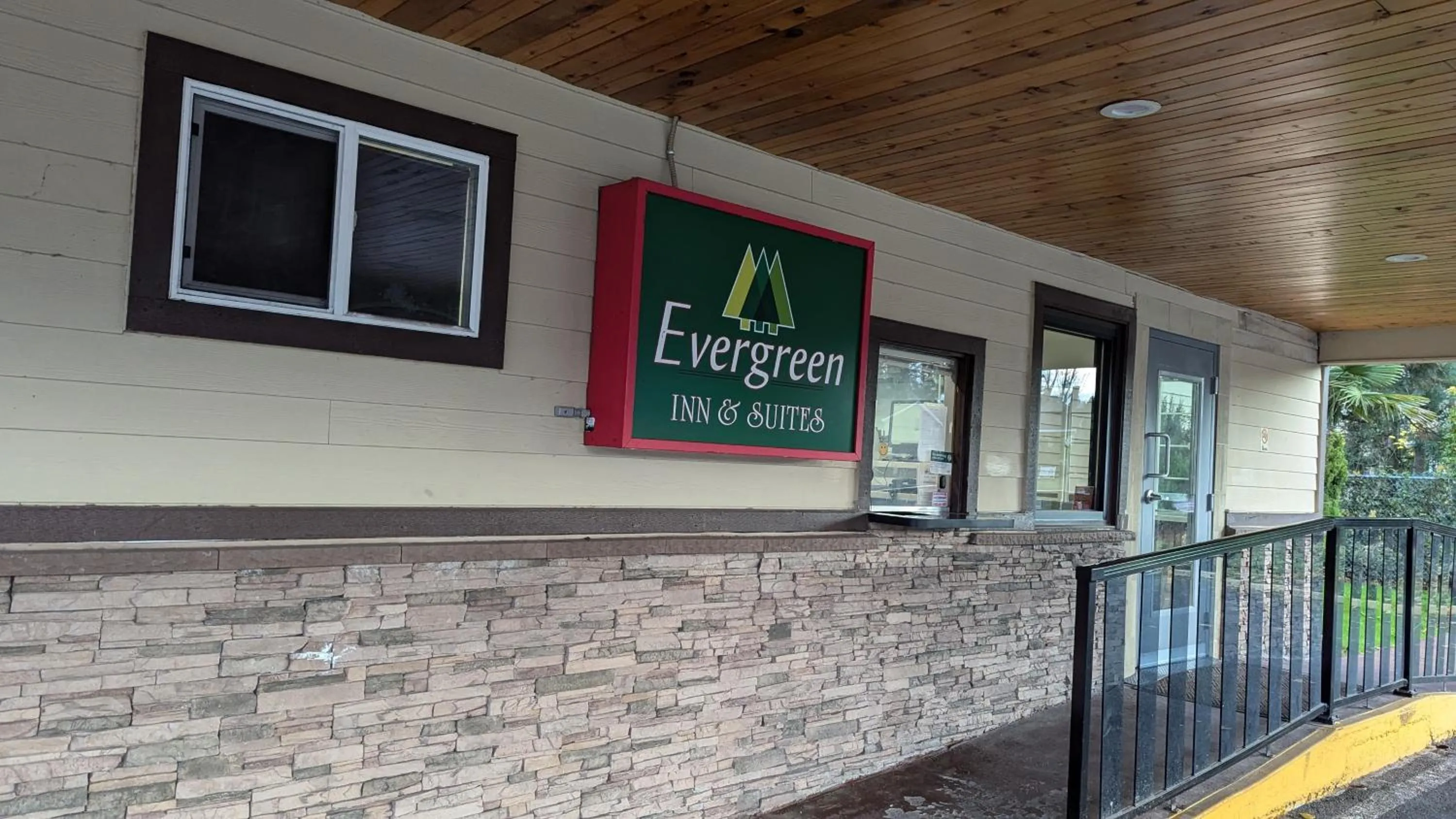 Evergreen Inn & Suites Portland