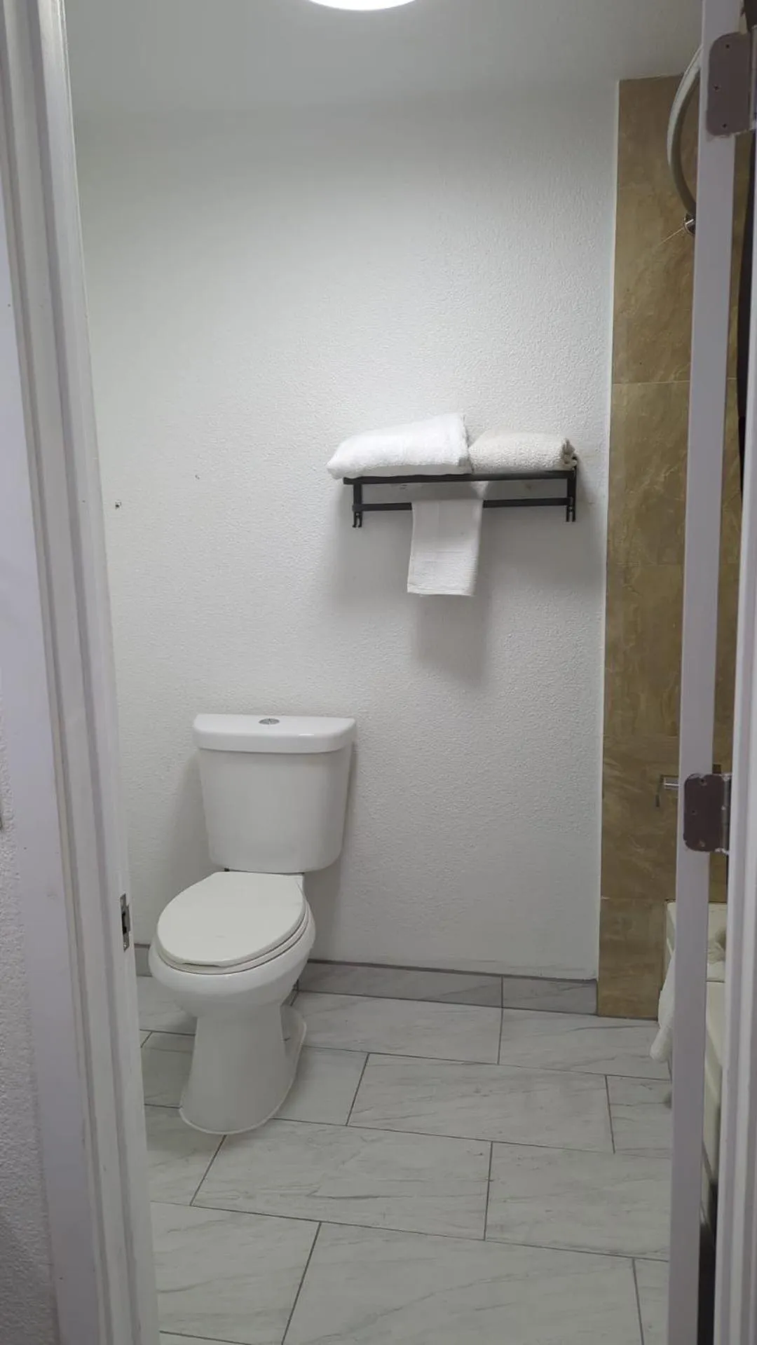 Evergreen Inn & Suites Portland