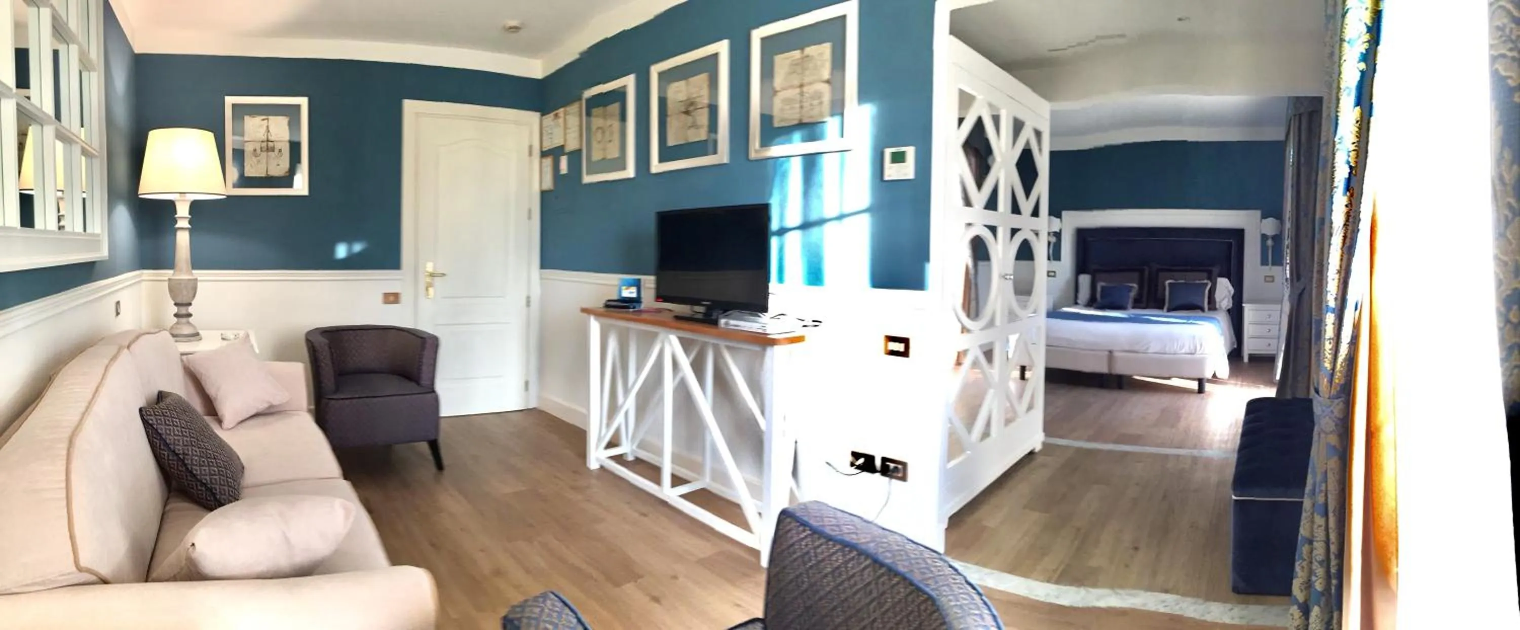 Living room, Bed in Hotel Goya