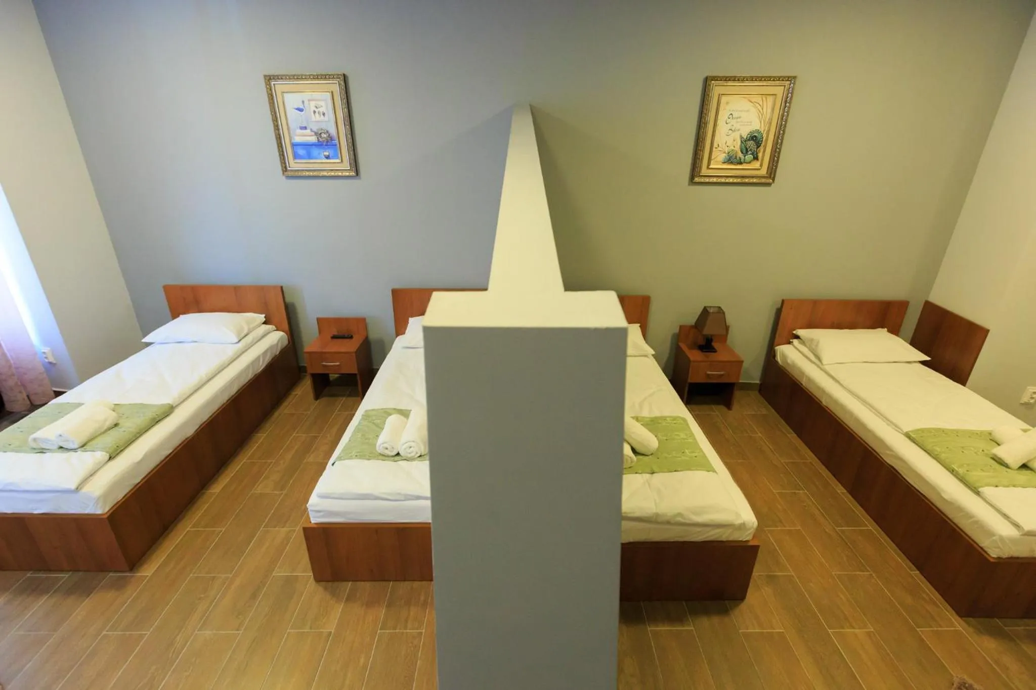 Photo of the whole room, Bed in Corner Center Rental