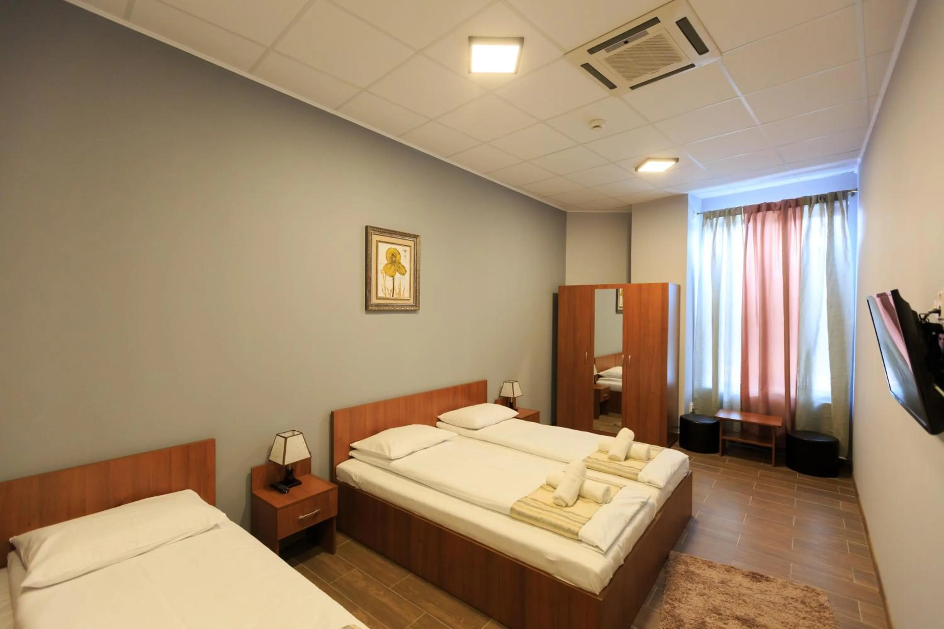 Photo of the whole room, Bed in Corner Center Rental