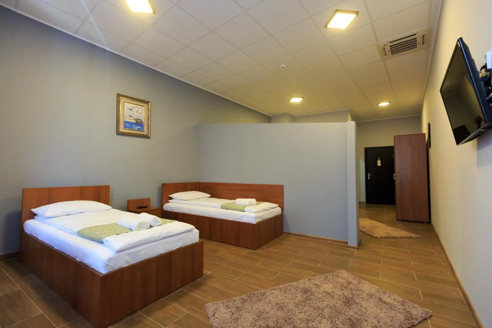 Photo of the whole room, Bed in Corner Center Rental