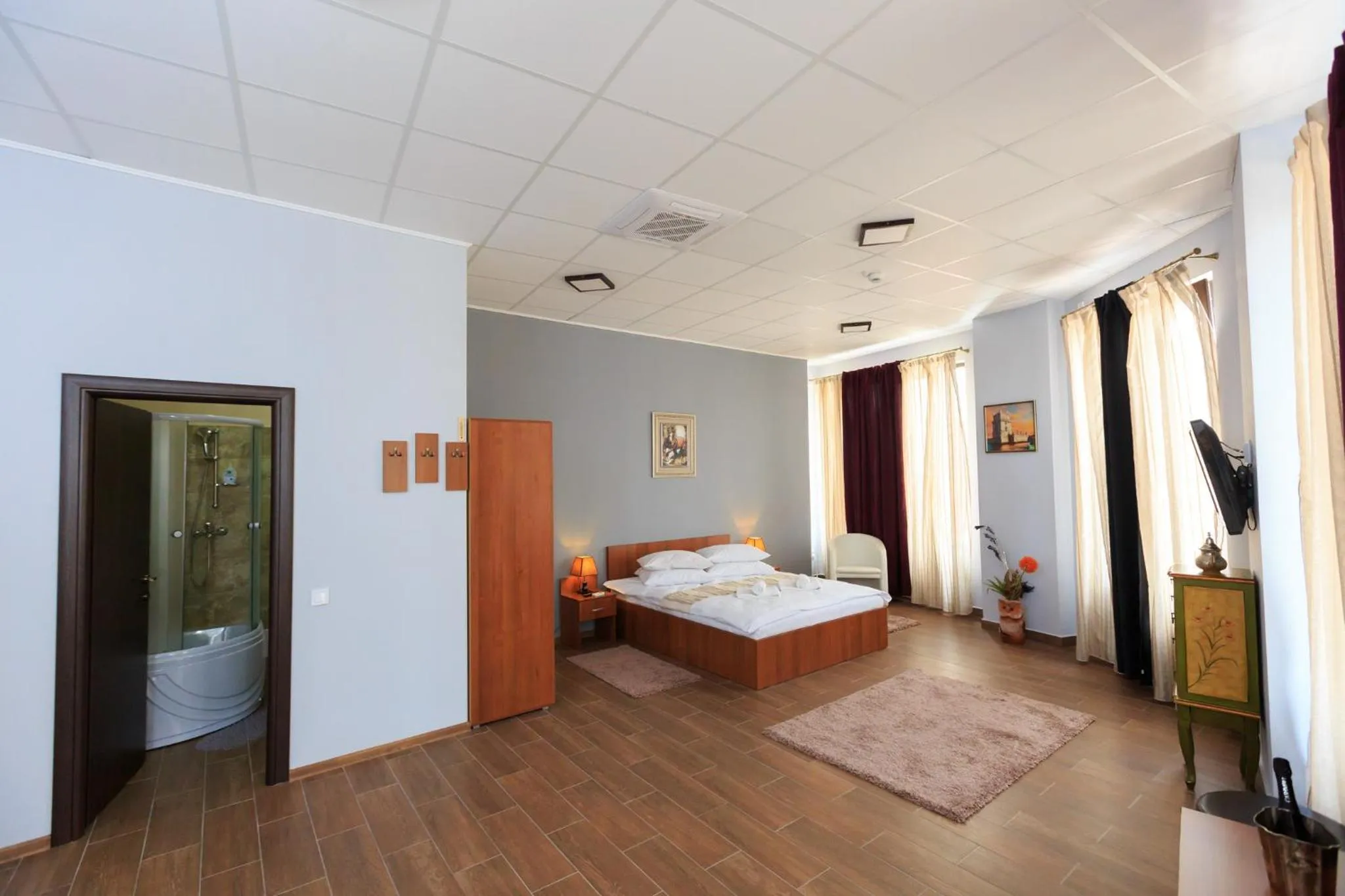 Photo of the whole room, Bed in Corner Center Rental