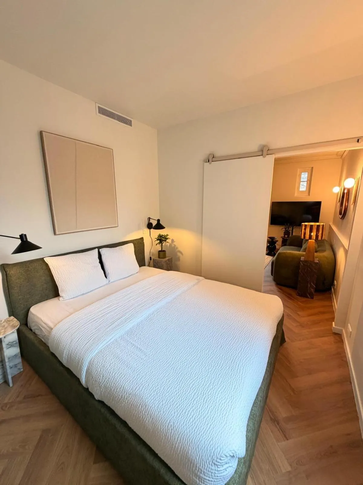 Bed in Mithouard Apartments