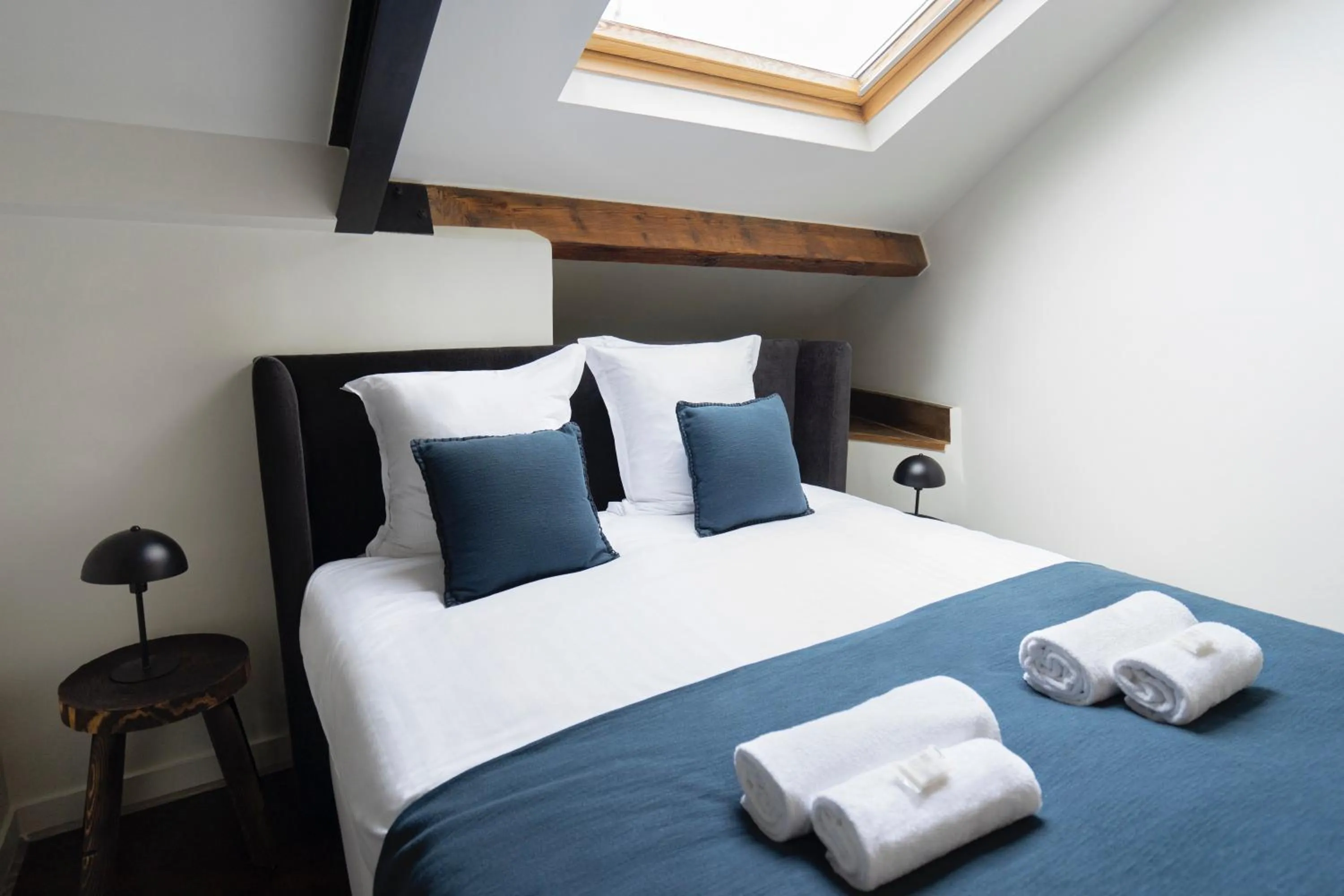 Bed in Mithouard Apartments