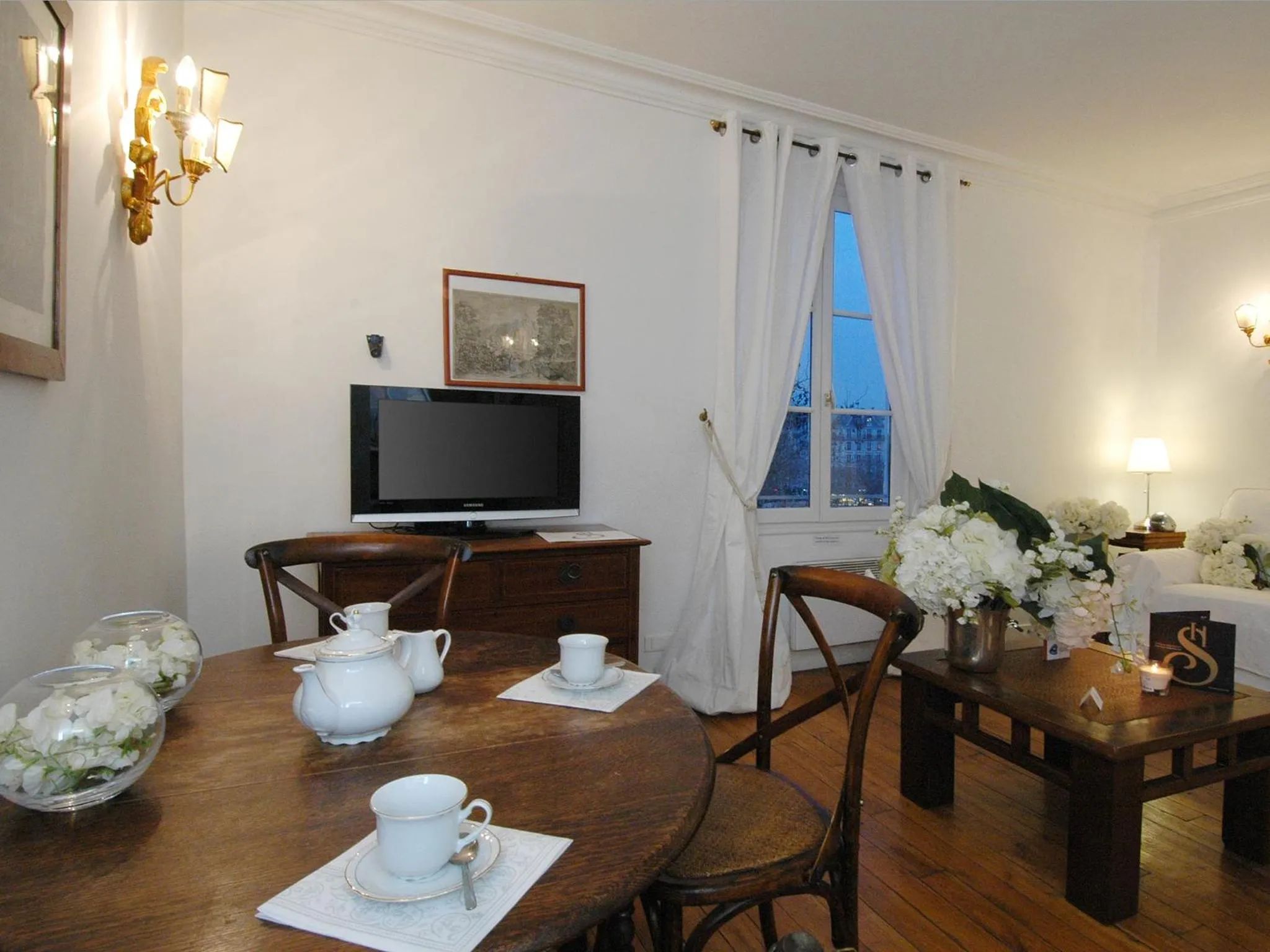 TV and multimedia in Mithouard Apartments