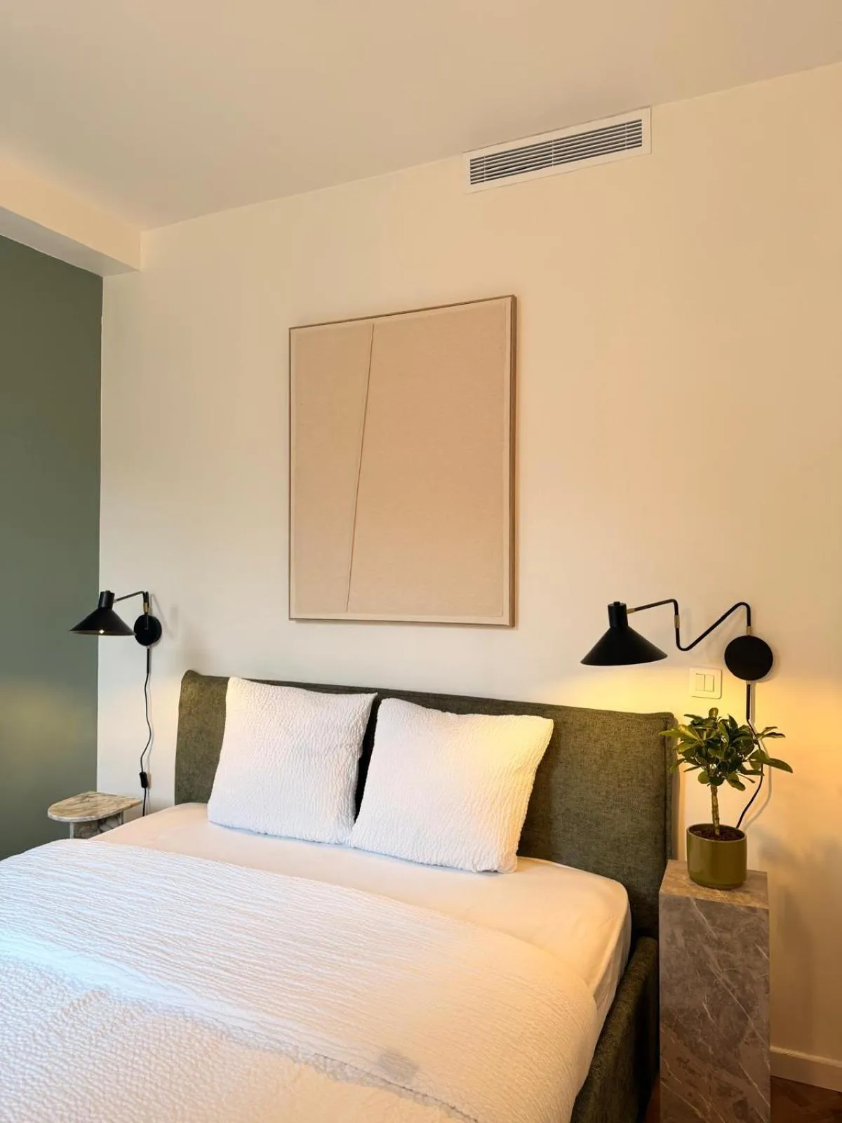 Bed in Mithouard Apartments