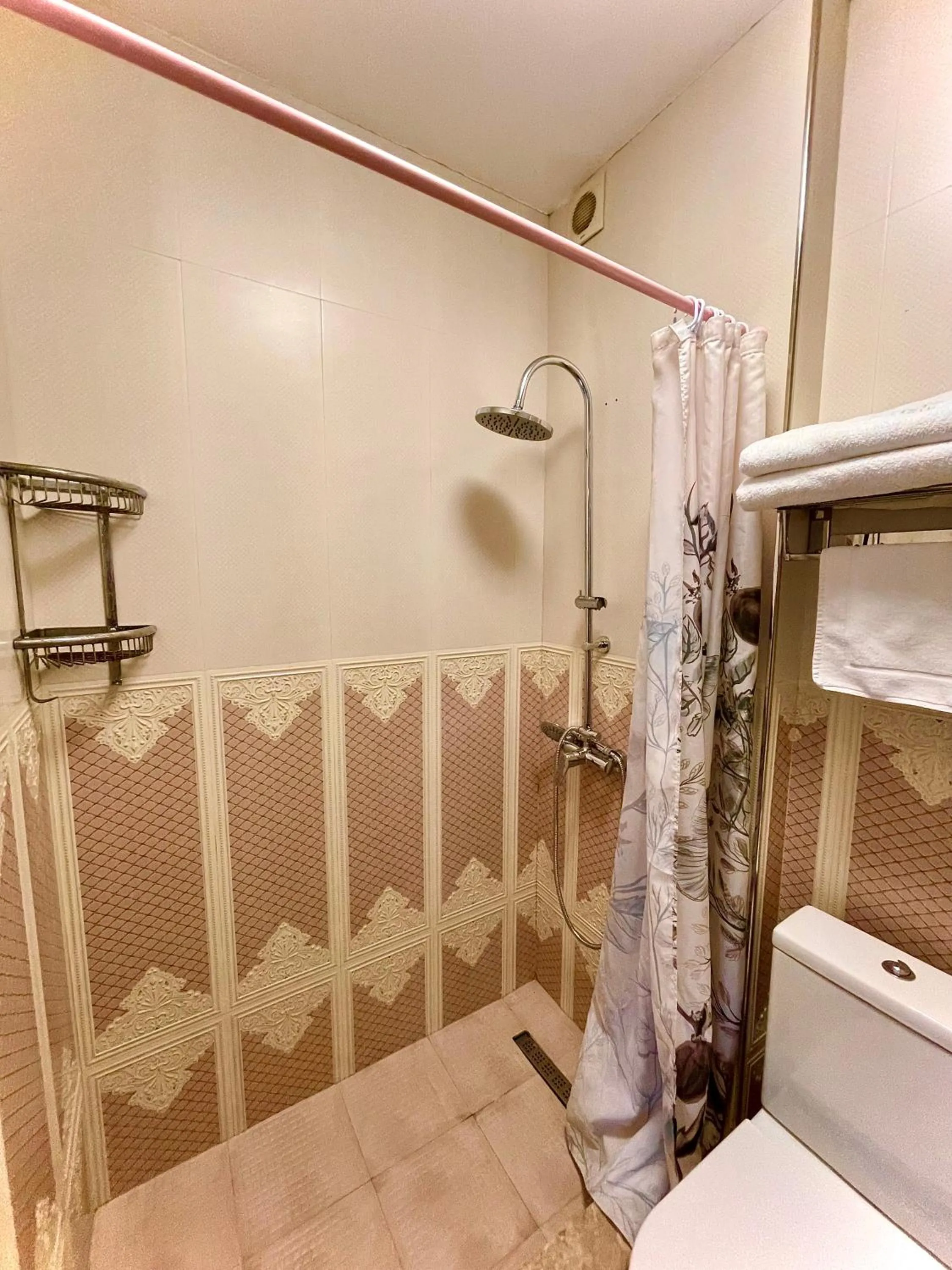 Shower, Bed in Silver 34 Boutique