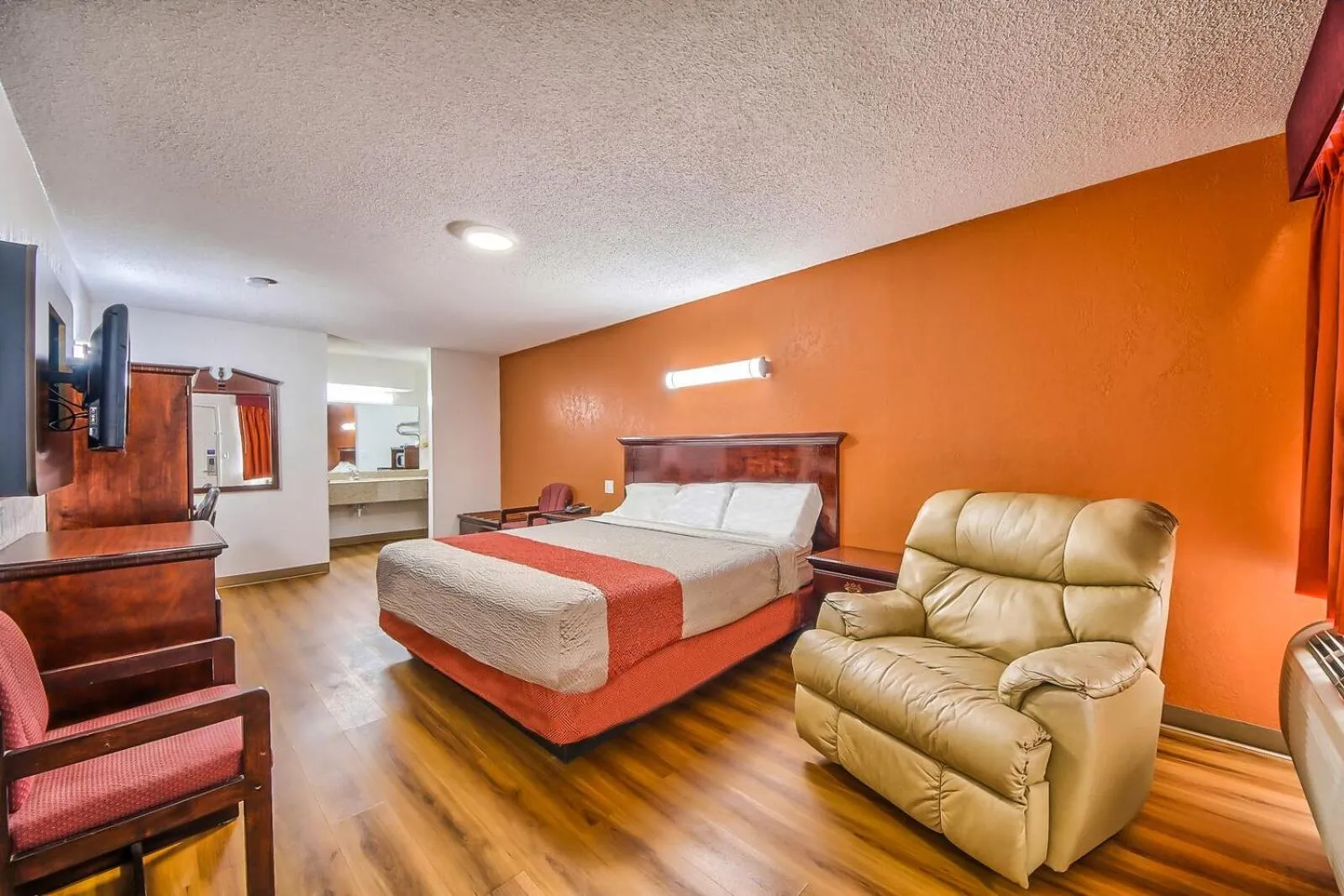 Bed in Hillcrest Inn & Suites Ozona