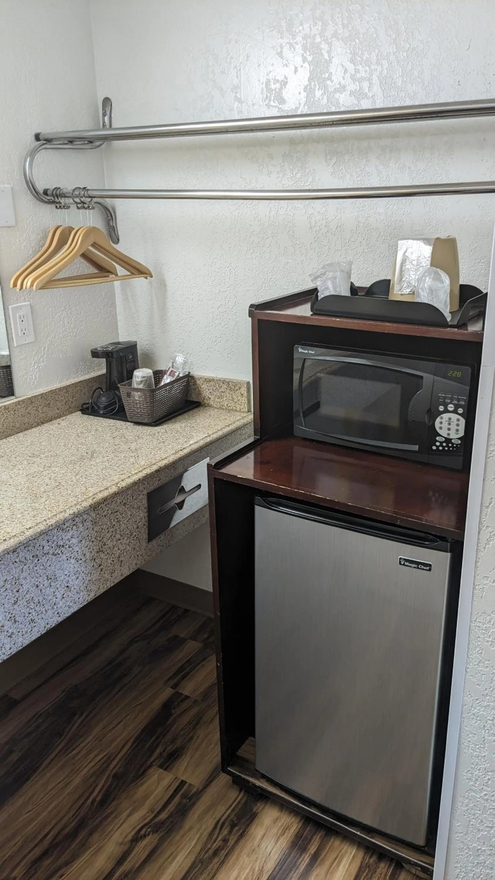 Coffee/tea facilities in Hillcrest Inn & Suites Ozona
