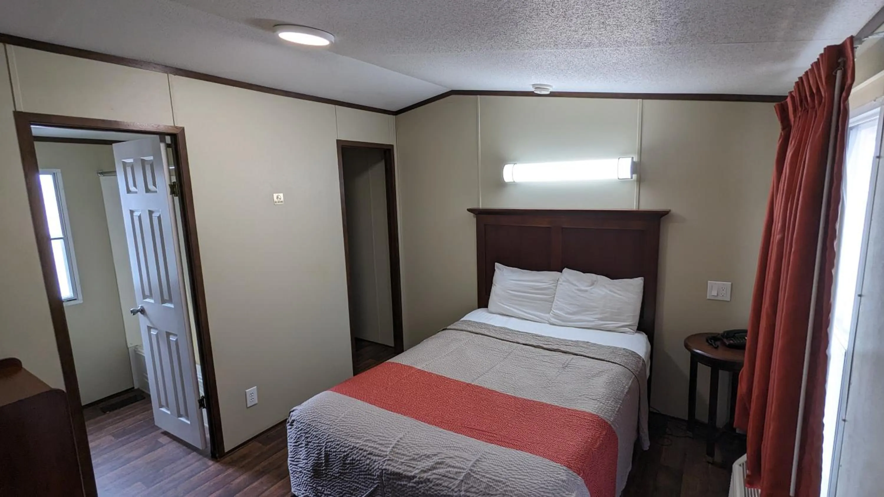 Bed in Hillcrest Inn & Suites Ozona