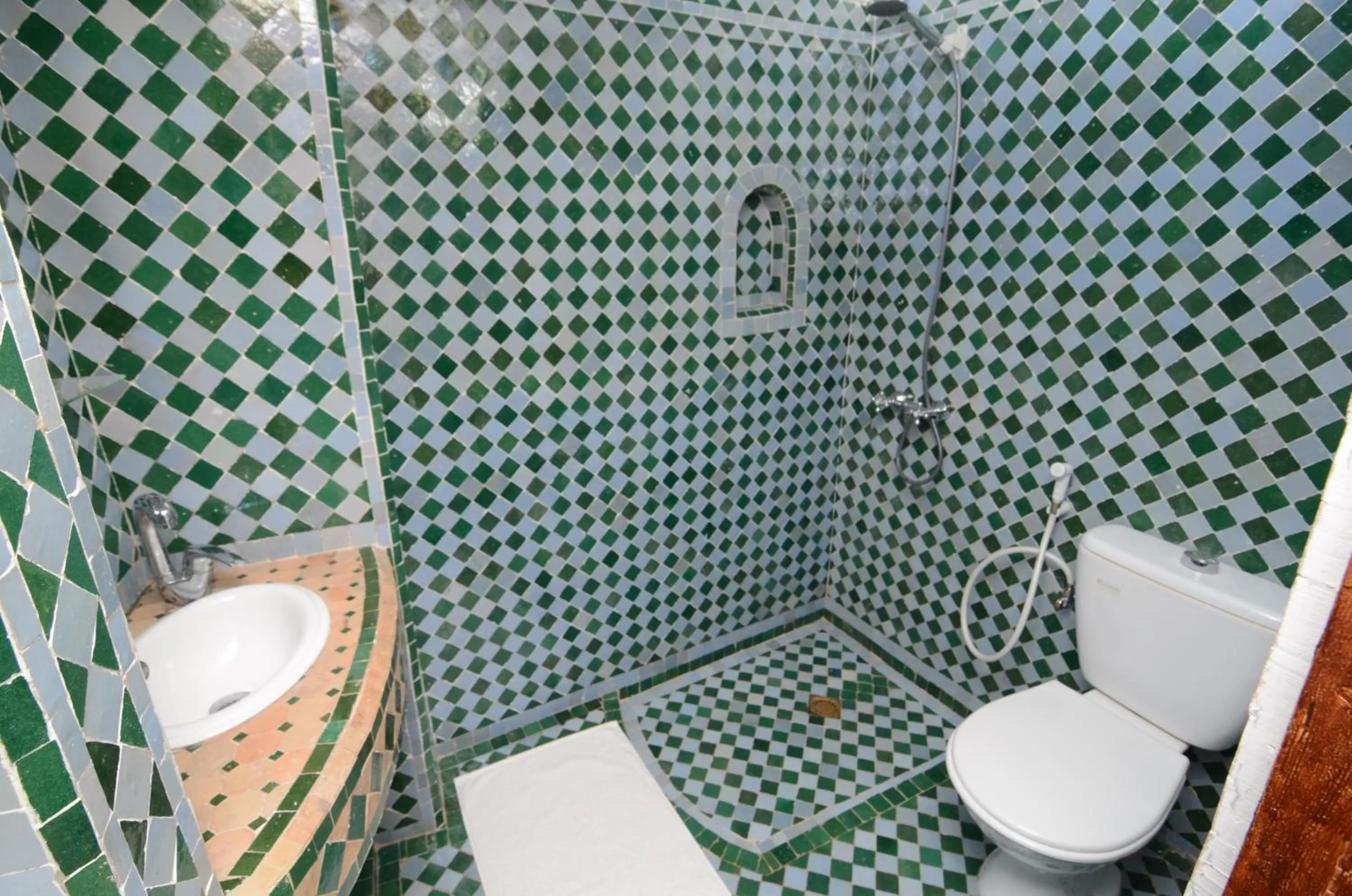 Shower in Le Cèdre D'argent