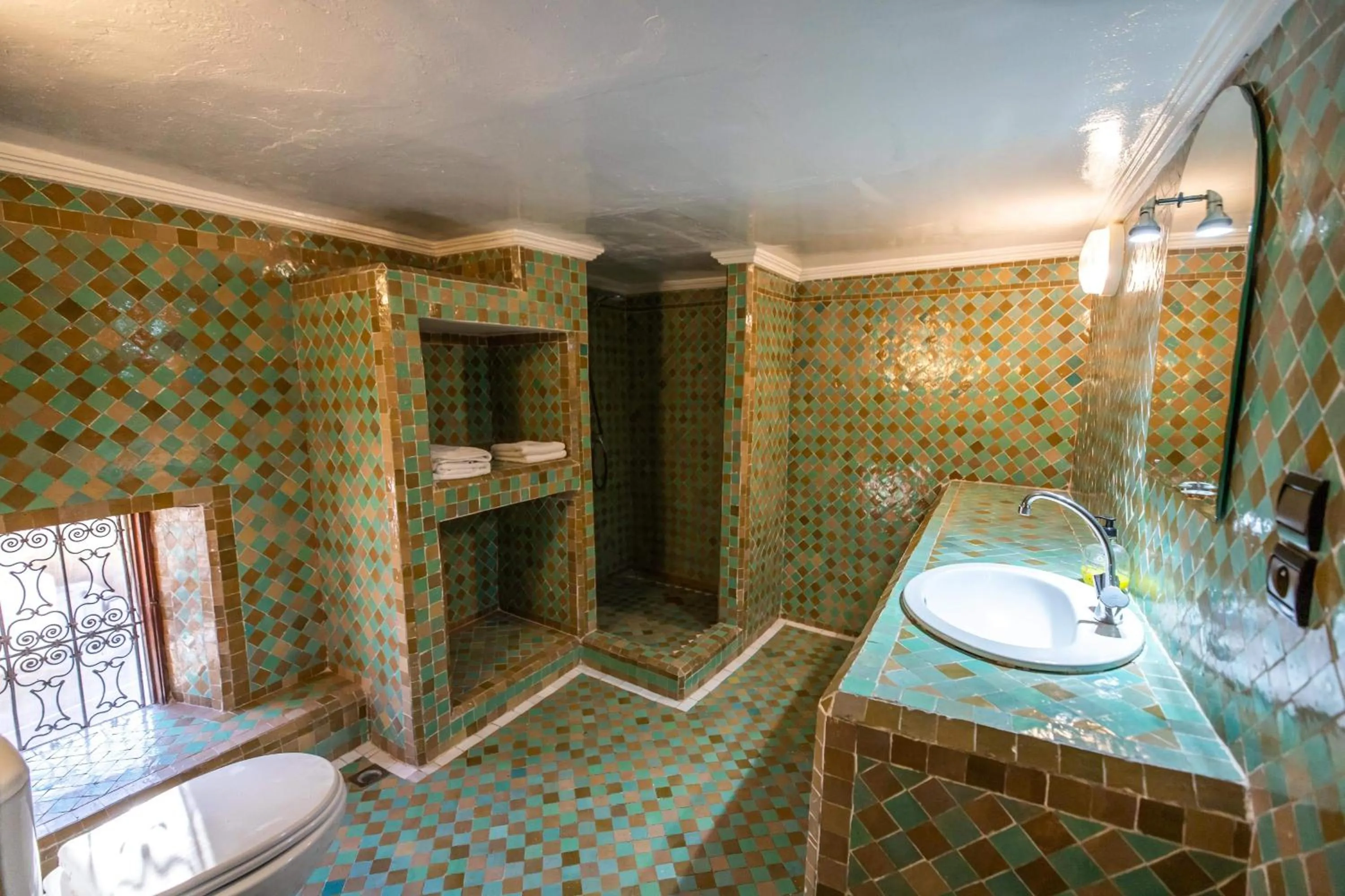 Shower in Le Cèdre D'argent