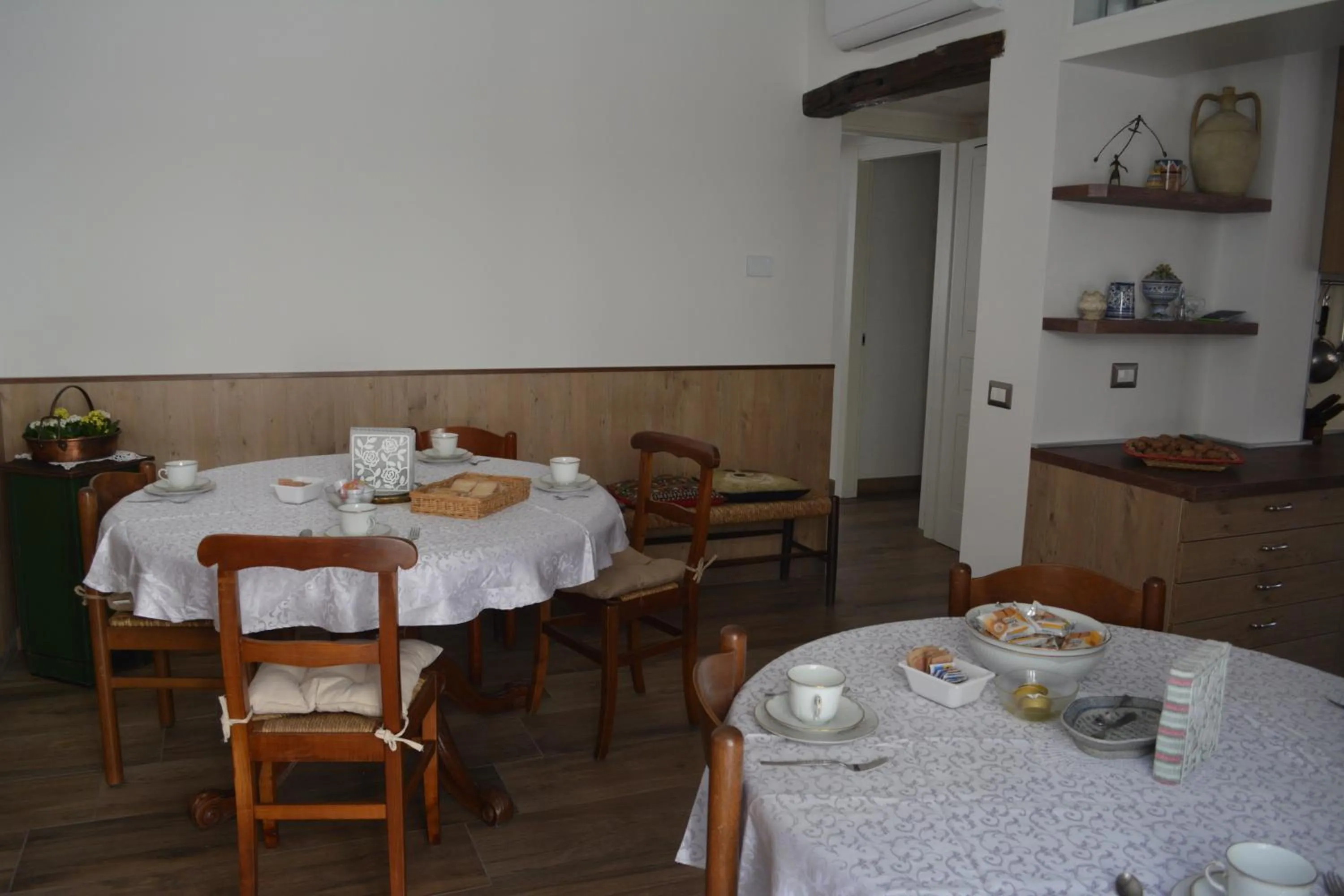 Food and drinks in La Scala Rho B&B