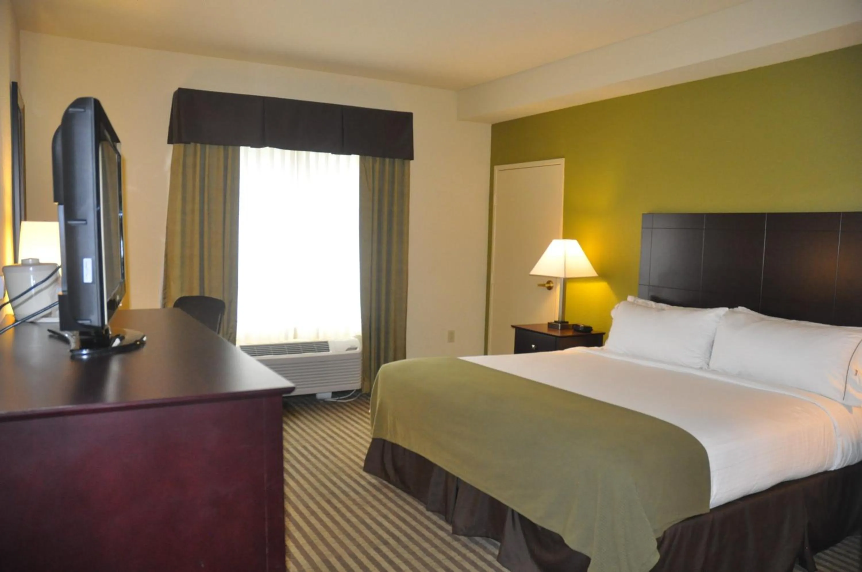 Photo of the whole room, Bed in Holiday Inn Express & Suites Sarasota East by IHG