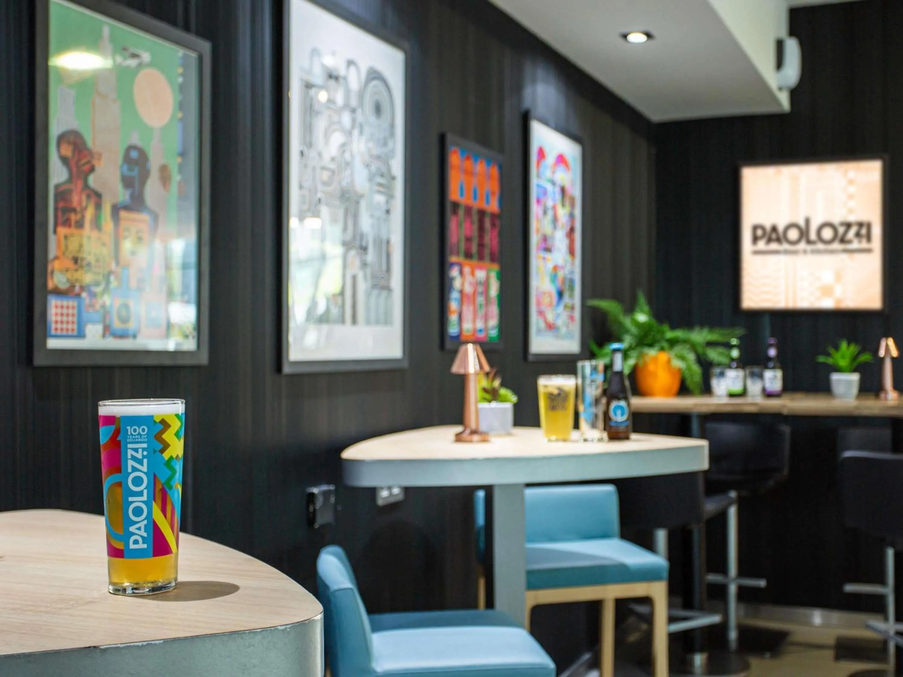 Lounge or bar in Novotel Edinburgh Park