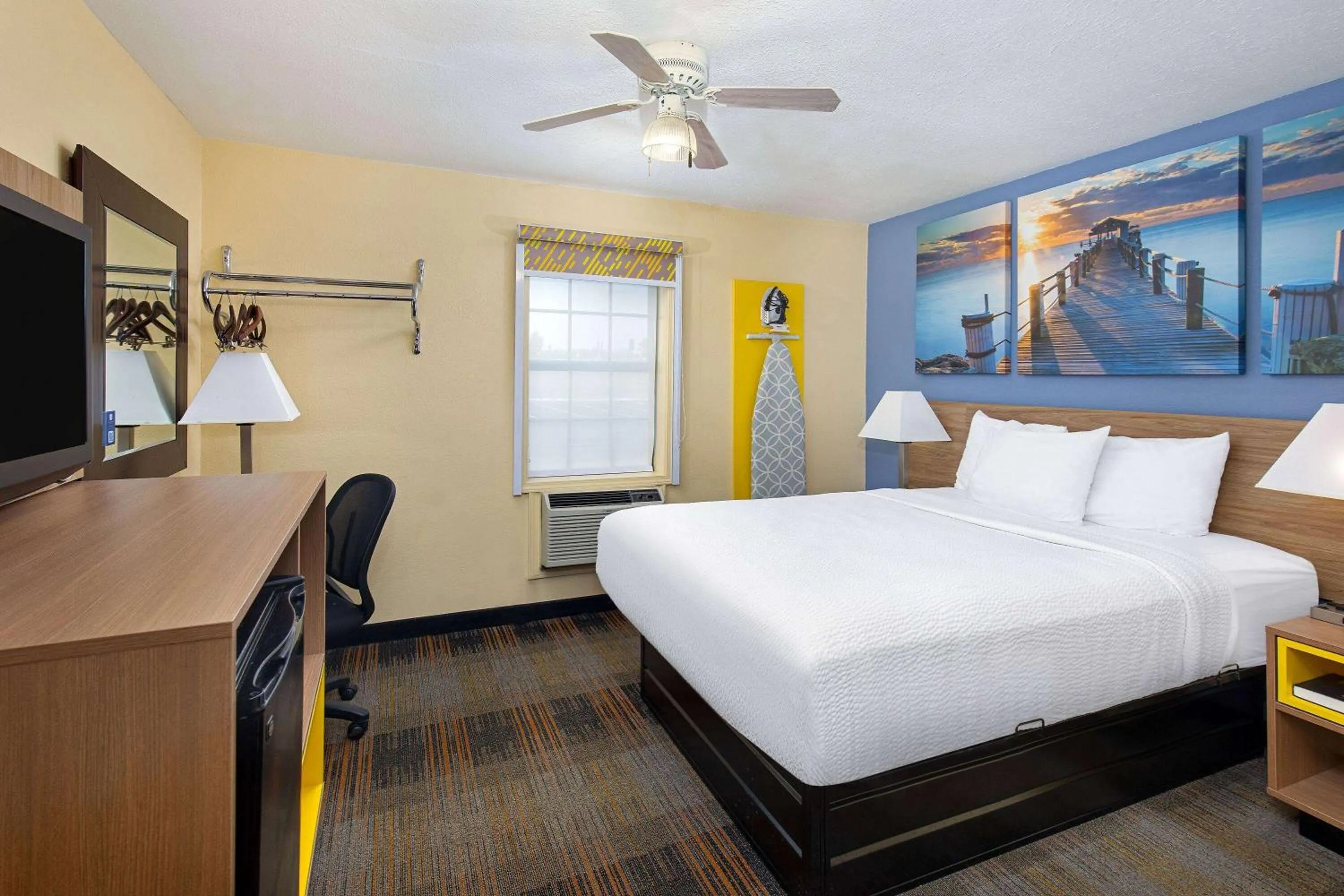 Photo of the whole room, Bed in Days Inn by Wyndham Holladay