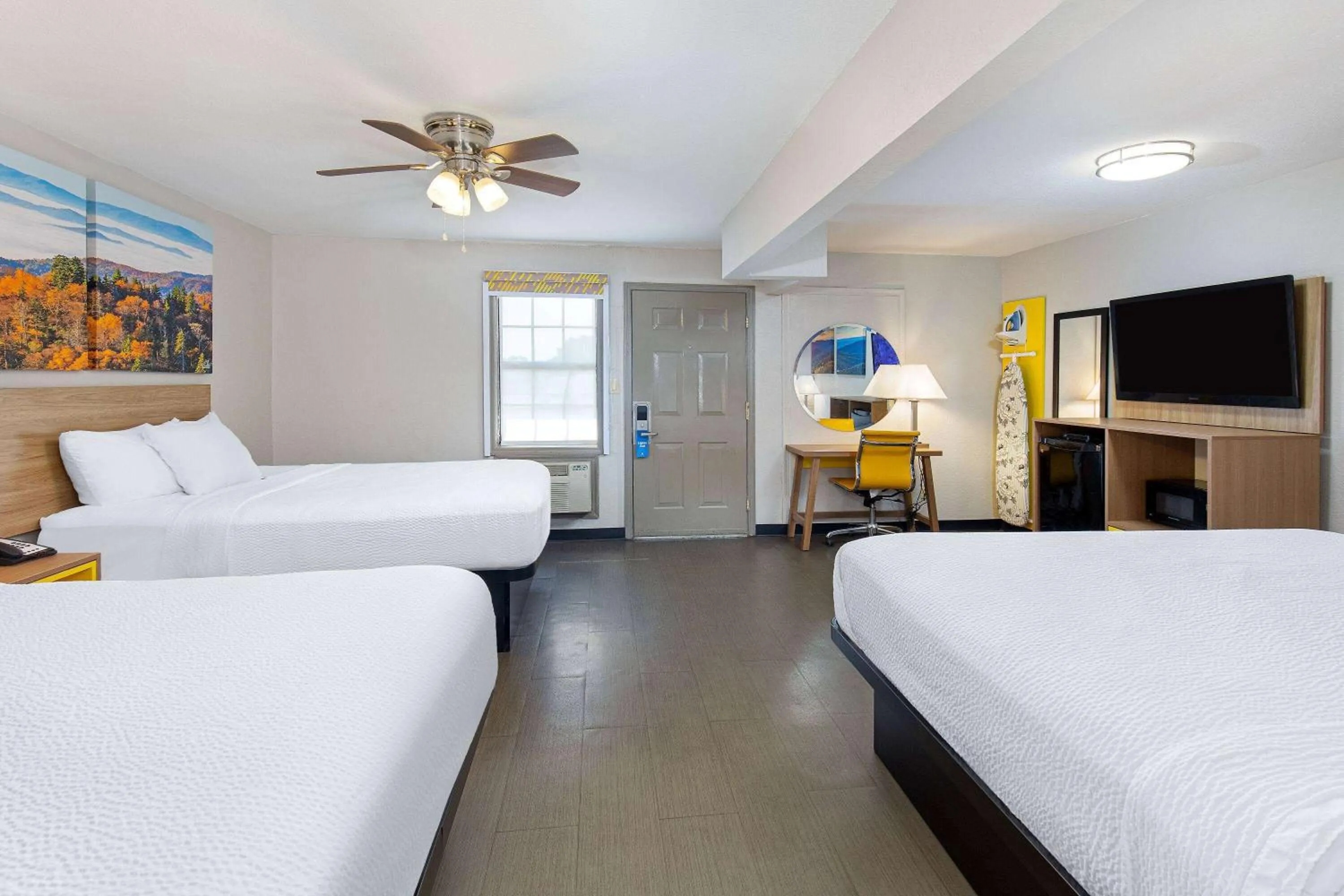 Photo of the whole room, Bed in Days Inn by Wyndham Holladay