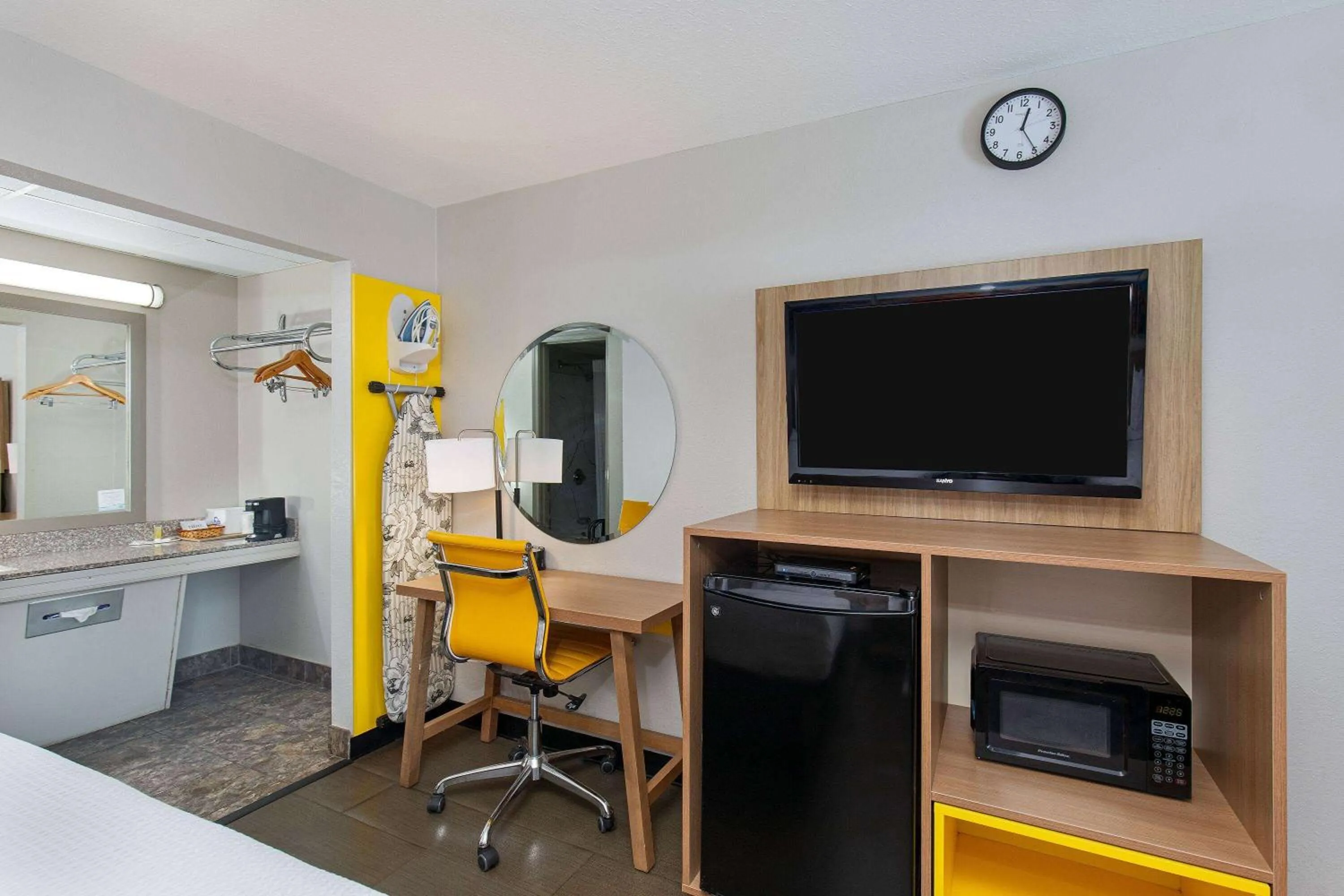 Photo of the whole room in Days Inn by Wyndham Holladay